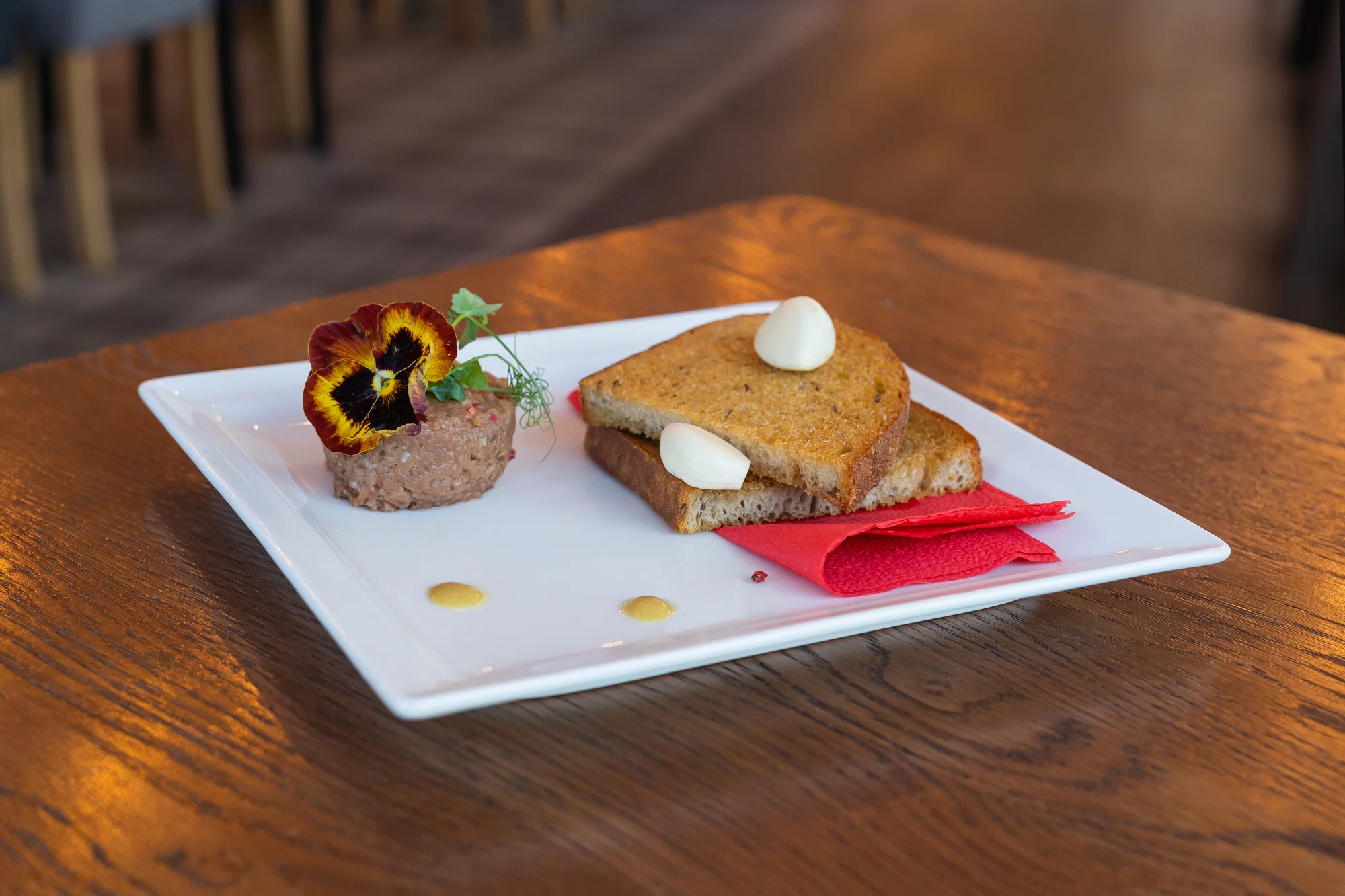 Pětichodové menu v moderní restauraci MB: tatarák, vyzrálý New York steak, fondán a další dobroty