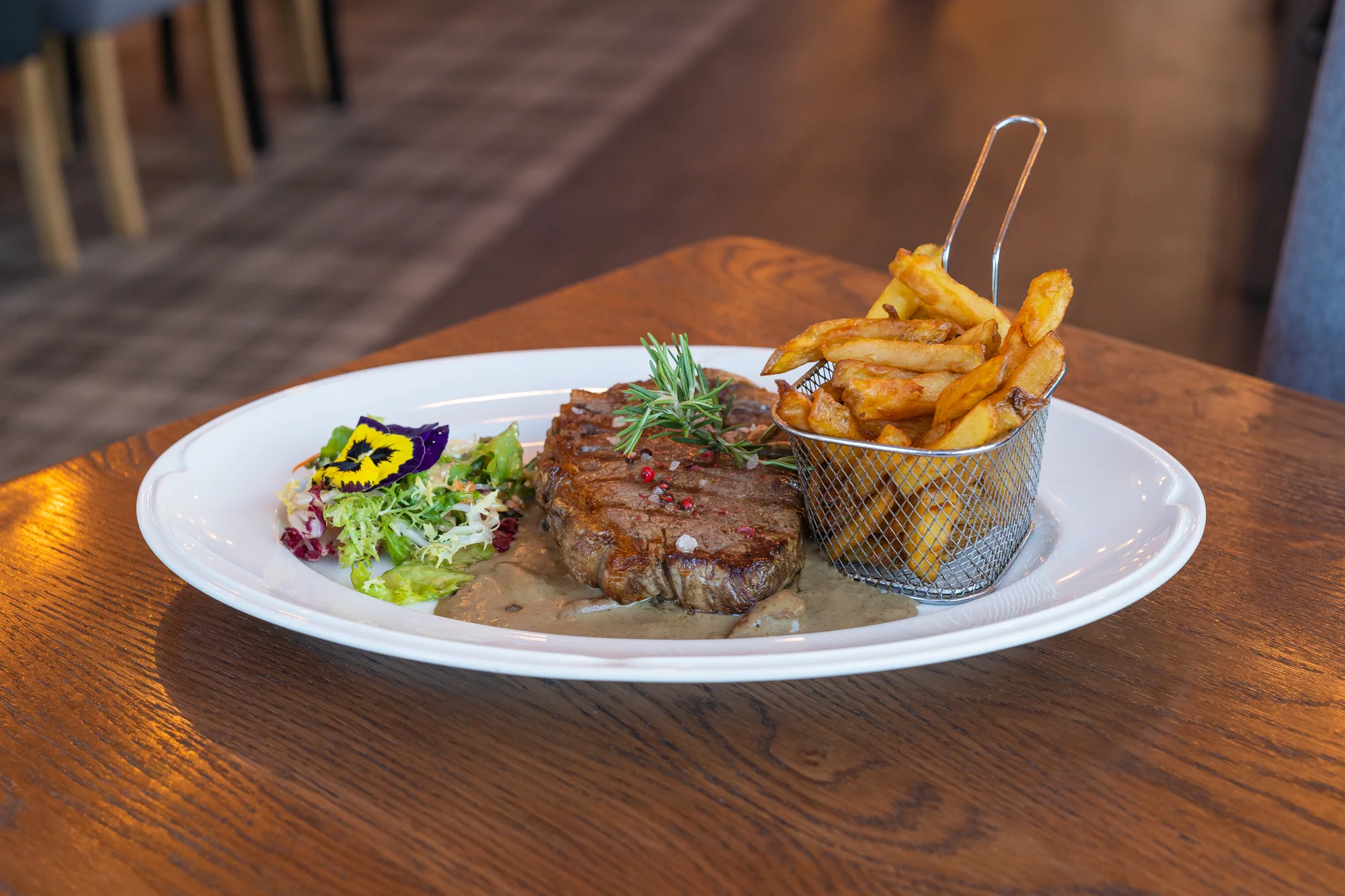 Pětichodové menu v moderní restauraci MB: tatarák, vyzrálý New York steak, fondán a další dobroty