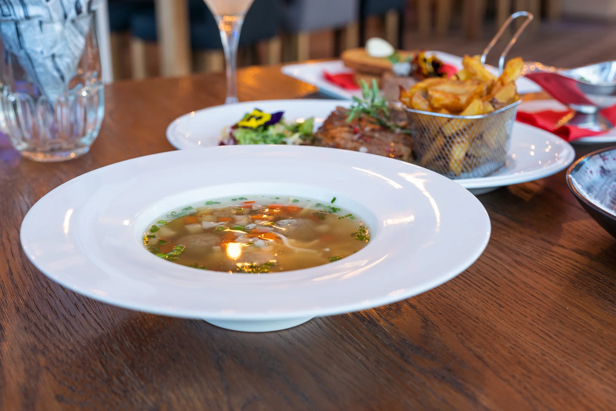 Pětichodové menu v moderní restauraci MB: tatarák, vyzrálý New York steak, fondán a další dobroty