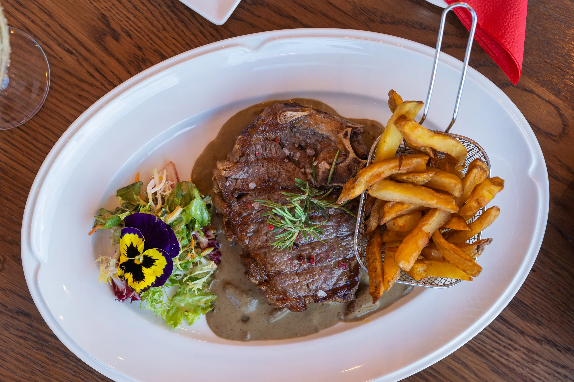 Pětichodové menu v moderní restauraci MB: tatarák, vyzrálý New York steak, fondán a další dobroty