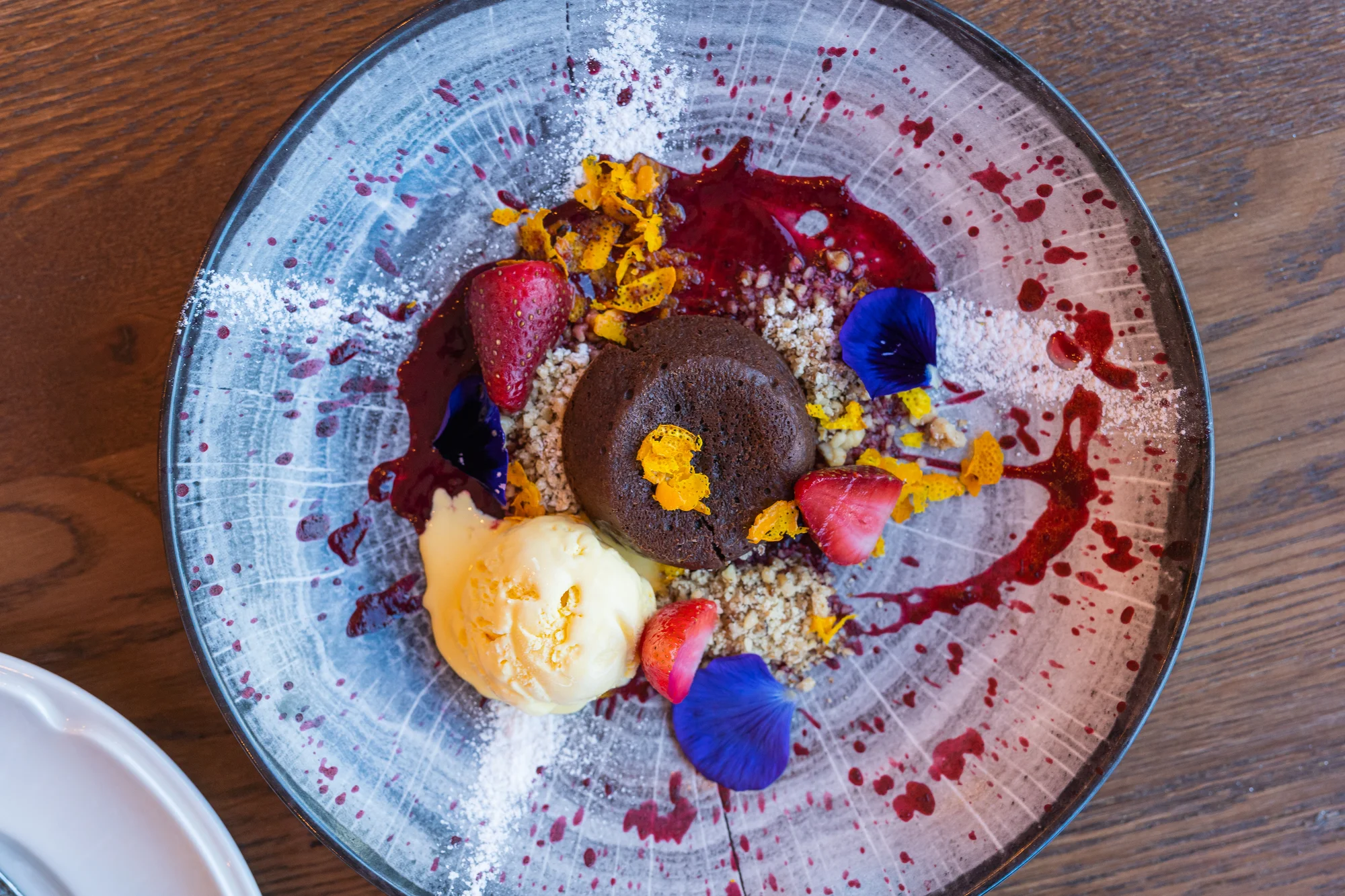 Pětichodové menu v moderní restauraci MB: tatarák, vyzrálý New York steak, fondán a další dobroty