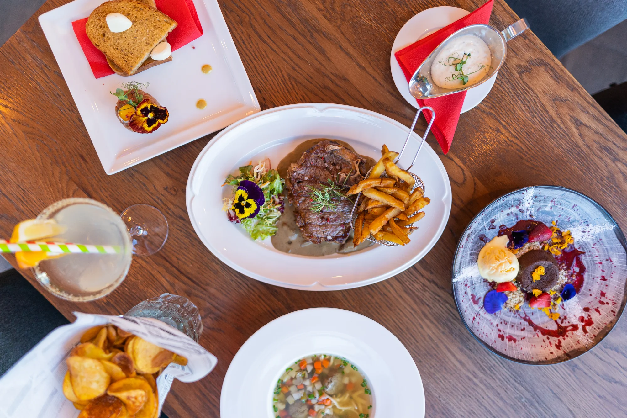 Pětichodové menu v moderní restauraci MB: tatarák, vyzrálý New York steak, fondán a další dobroty