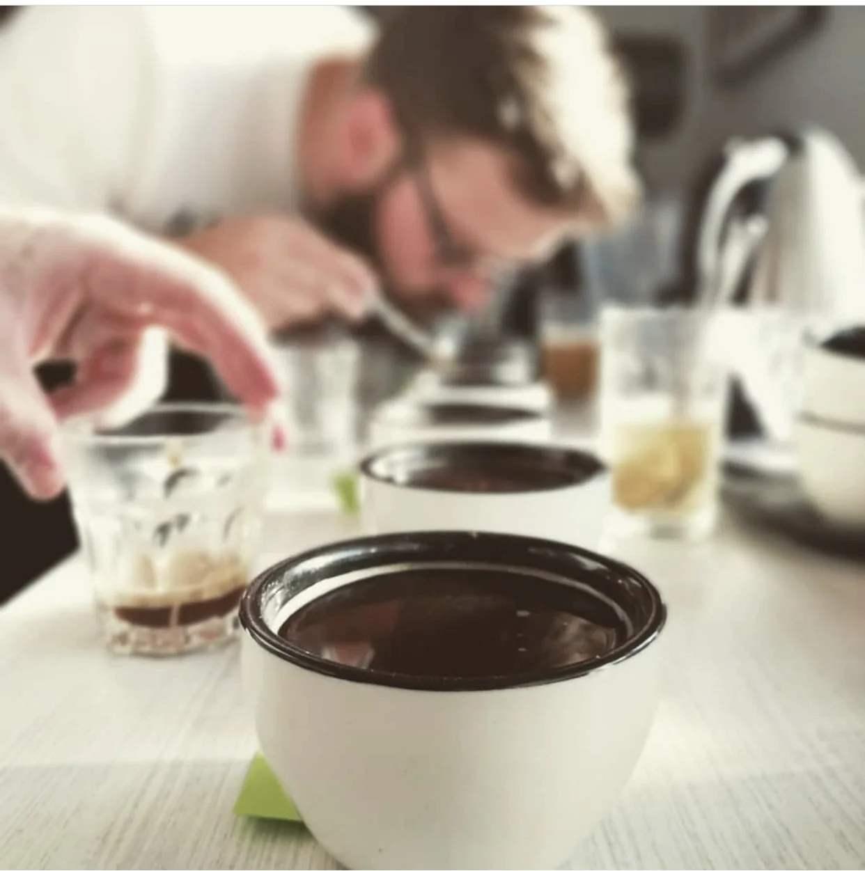 Cupping: zážitková degustace kávy z celého světa i kofeinový dárek pro 1 i 2 osoby