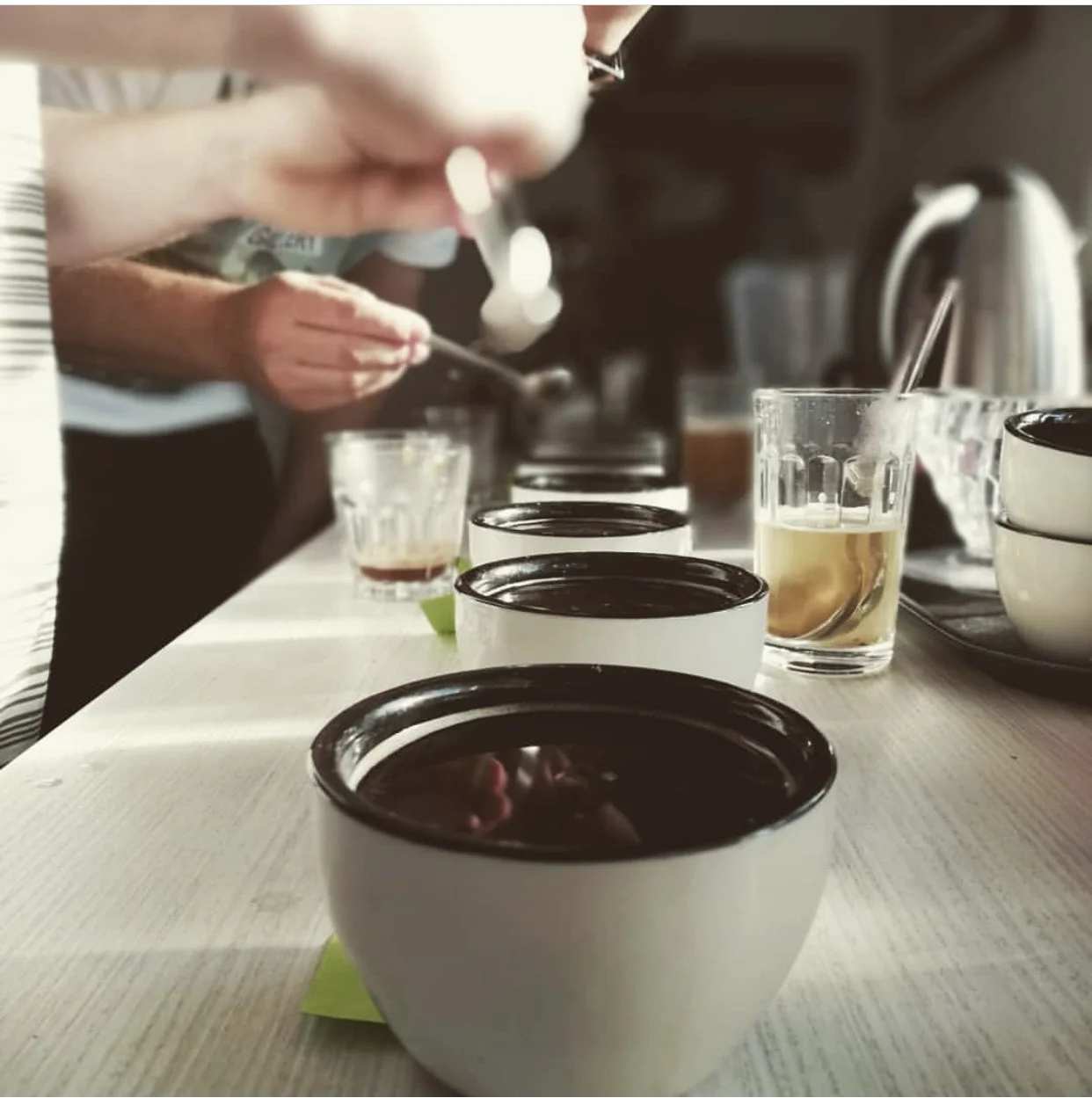 Cupping: zážitková degustace kávy z celého světa i kofeinový dárek pro 1 i 2 osoby