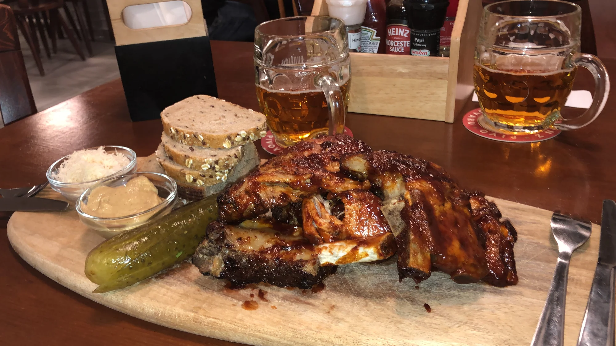Pořádná hostina v restauraci Budějovický Budvar: 500 g grilovaných vepřových žebírek, omáčky a pečivo