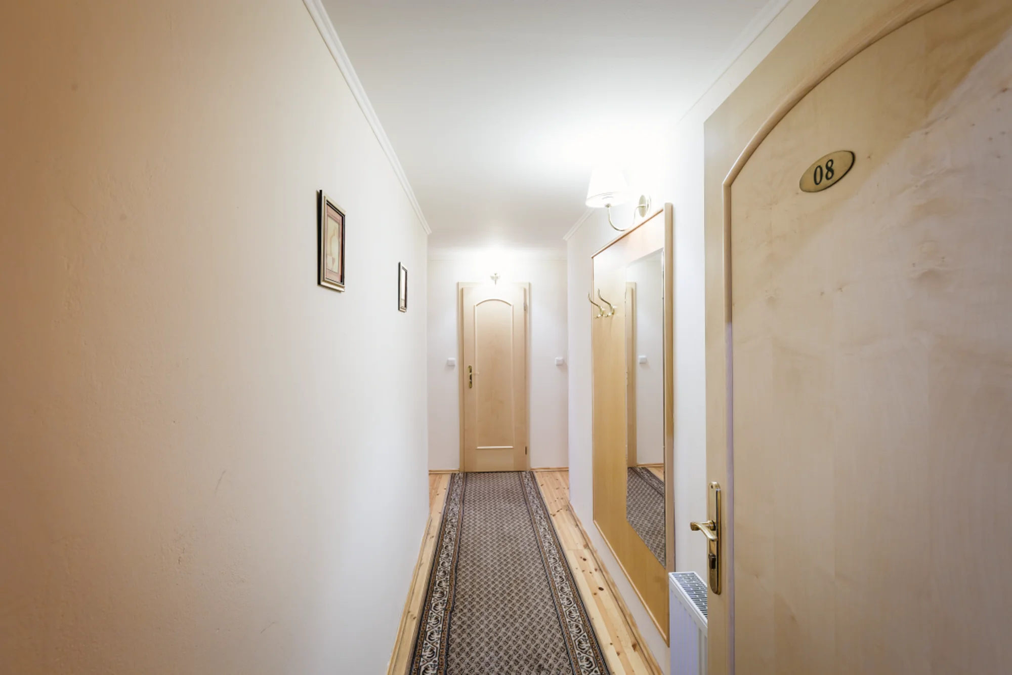 Odpočinek blízko Vřídelní kolonády: 3* hotel se snídaněmi
