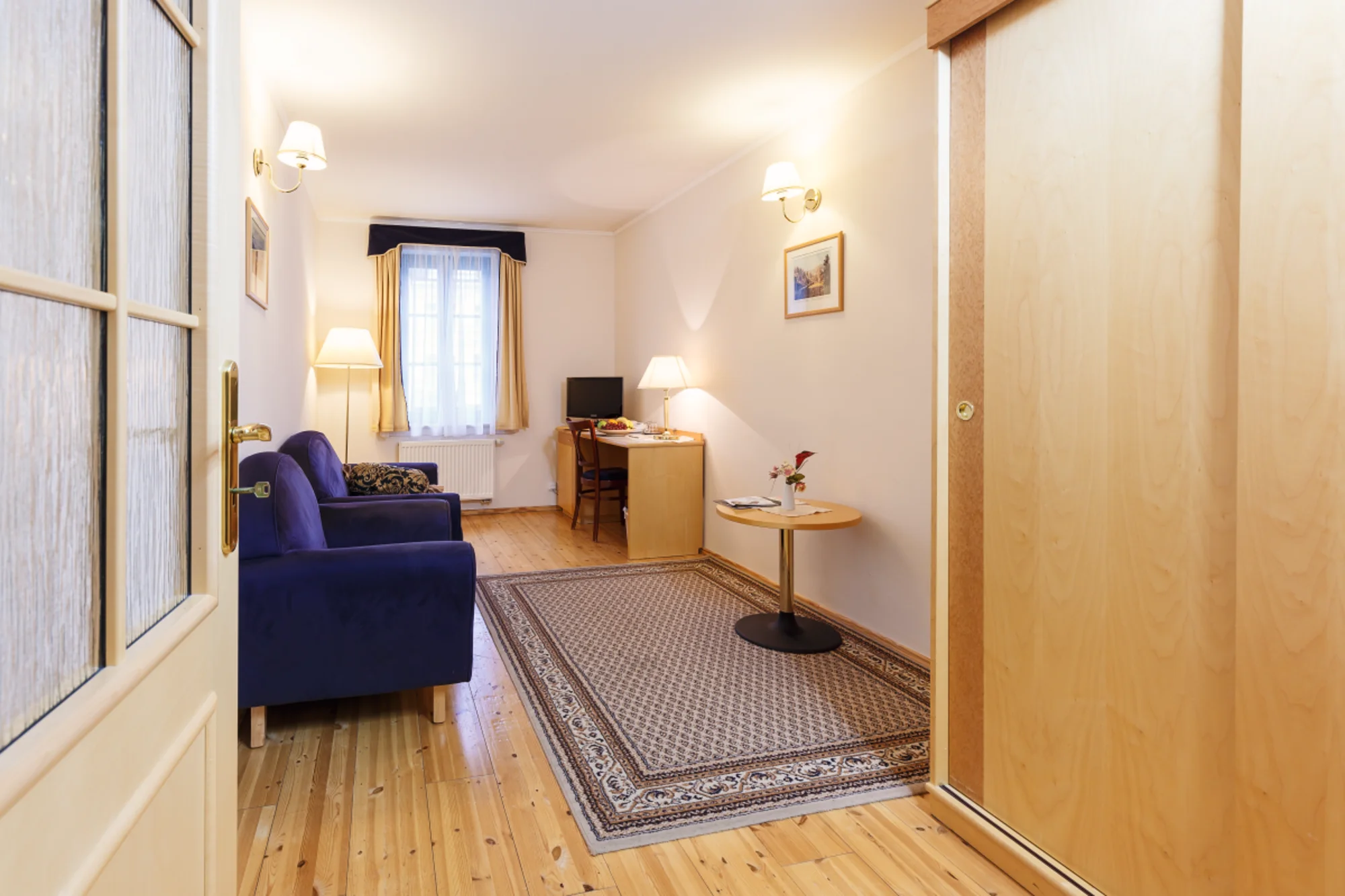 Odpočinek blízko Vřídelní kolonády: 3* hotel se snídaněmi