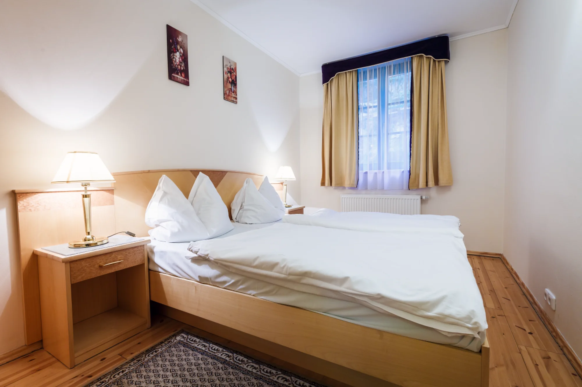 Odpočinek blízko Vřídelní kolonády: 3* hotel se snídaněmi