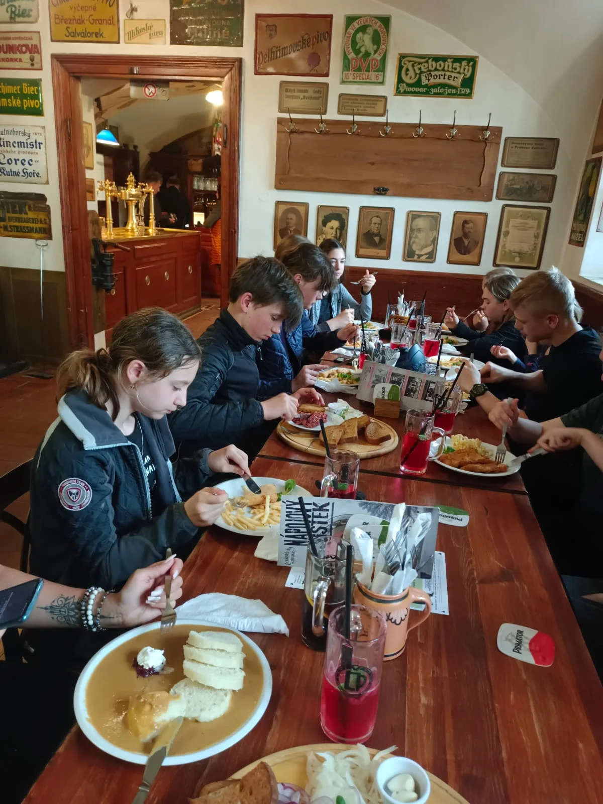 Celodenní výlet na koni pro zkušené jezdce s obědem v restauraci