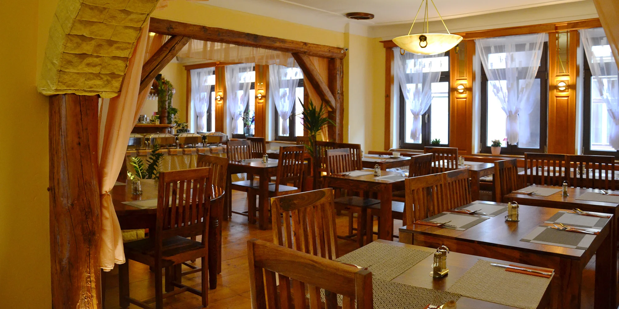 Nepálské menu v centru Liberce pro celou rodinu: 2 předkrmy, 4 hlavní chody s přílohami i dezert