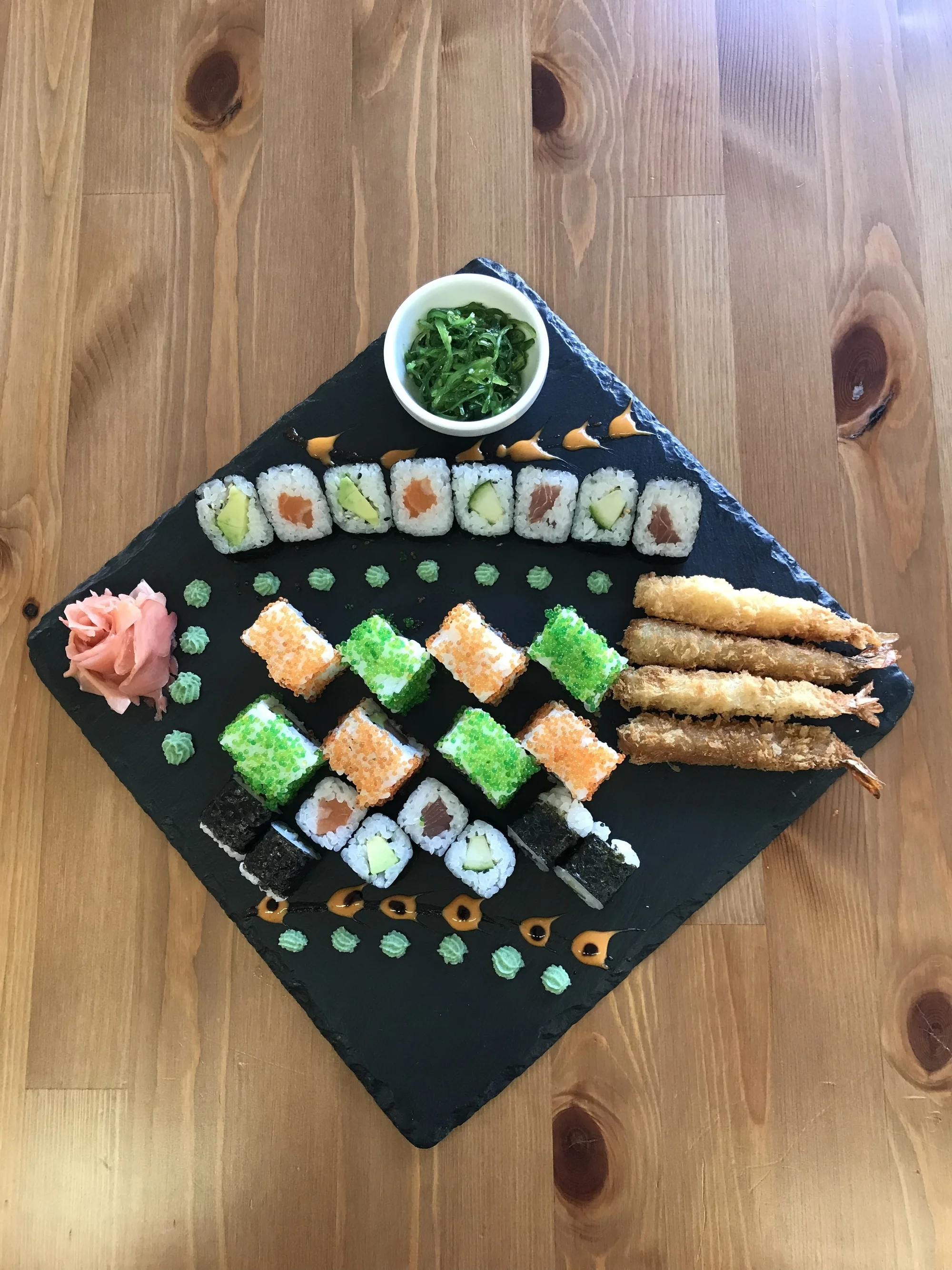 Sushi sety s lososem, avokádem, okurkou, kaviárem i smaženými krevetami