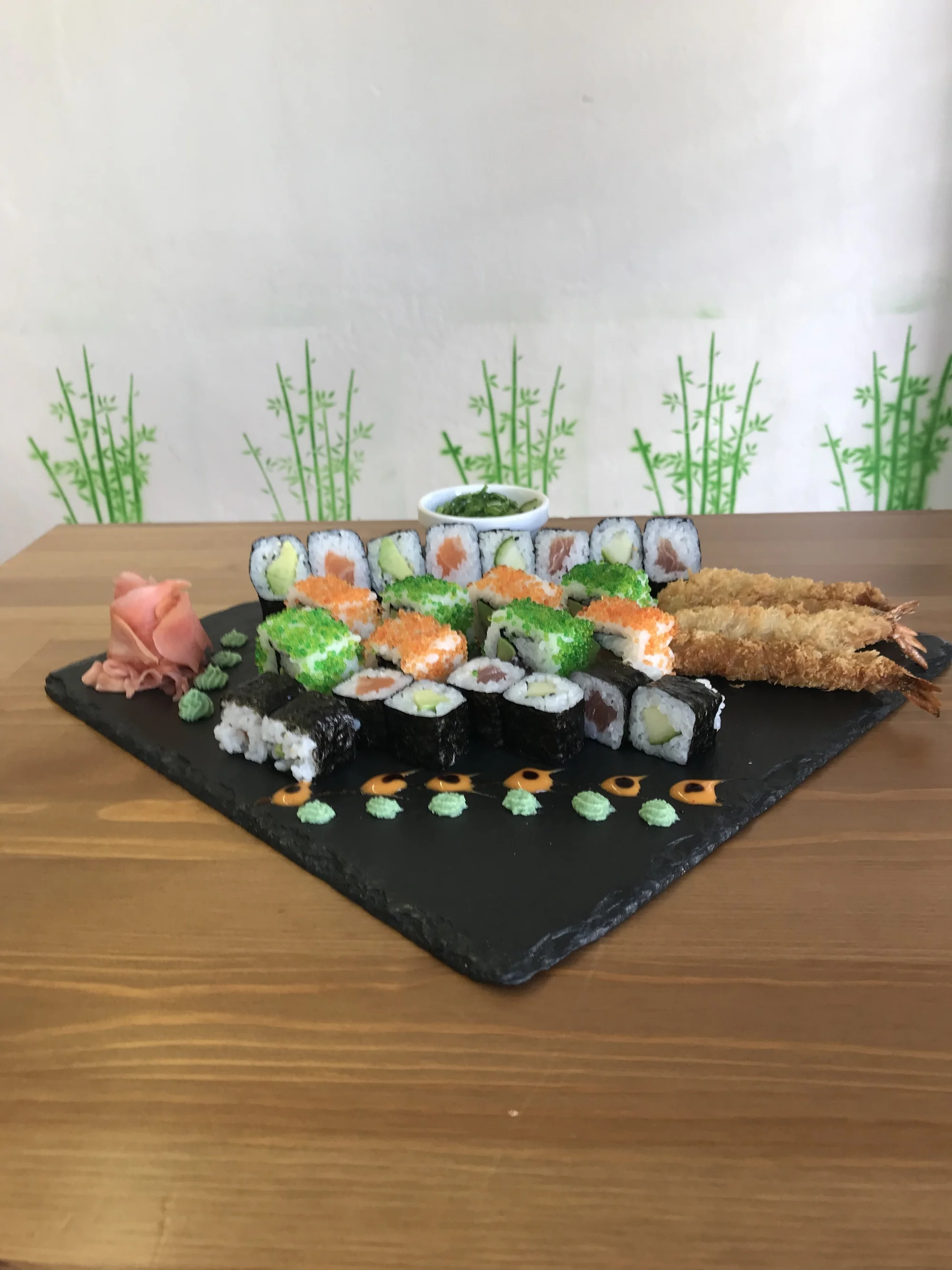 Sushi sety s lososem, avokádem, okurkou, kaviárem i smaženými krevetami