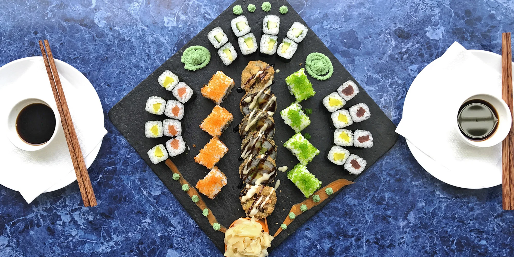 Sushi sety s lososem, avokádem, okurkou, kaviárem i smaženými krevetami