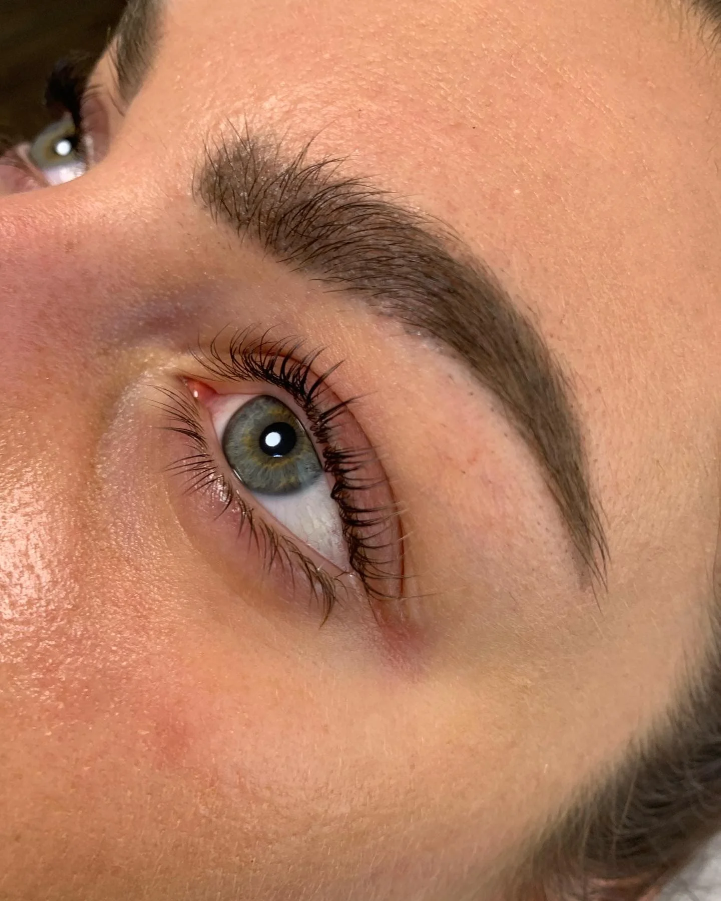 Luxusní kosmetické ošetření: lashlifting, biostimulační laser, SOS balíček pro intenzivní regeneraci a jiné