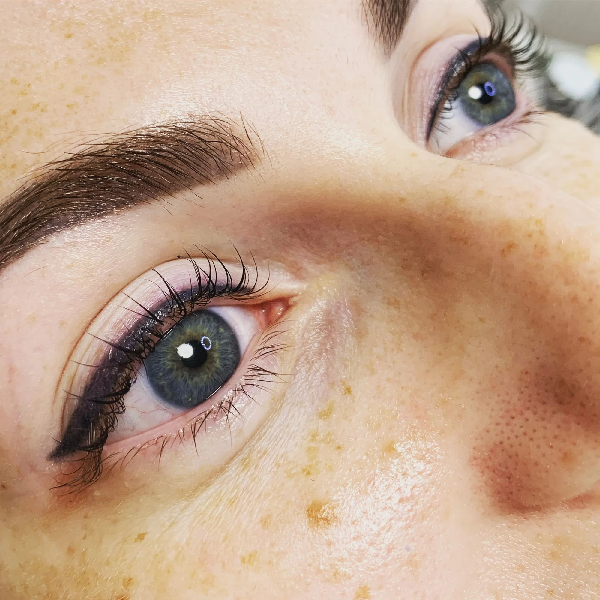 Luxusní kosmetické ošetření: lashlifting, biostimulační laser, SOS balíček pro intenzivní regeneraci a jiné