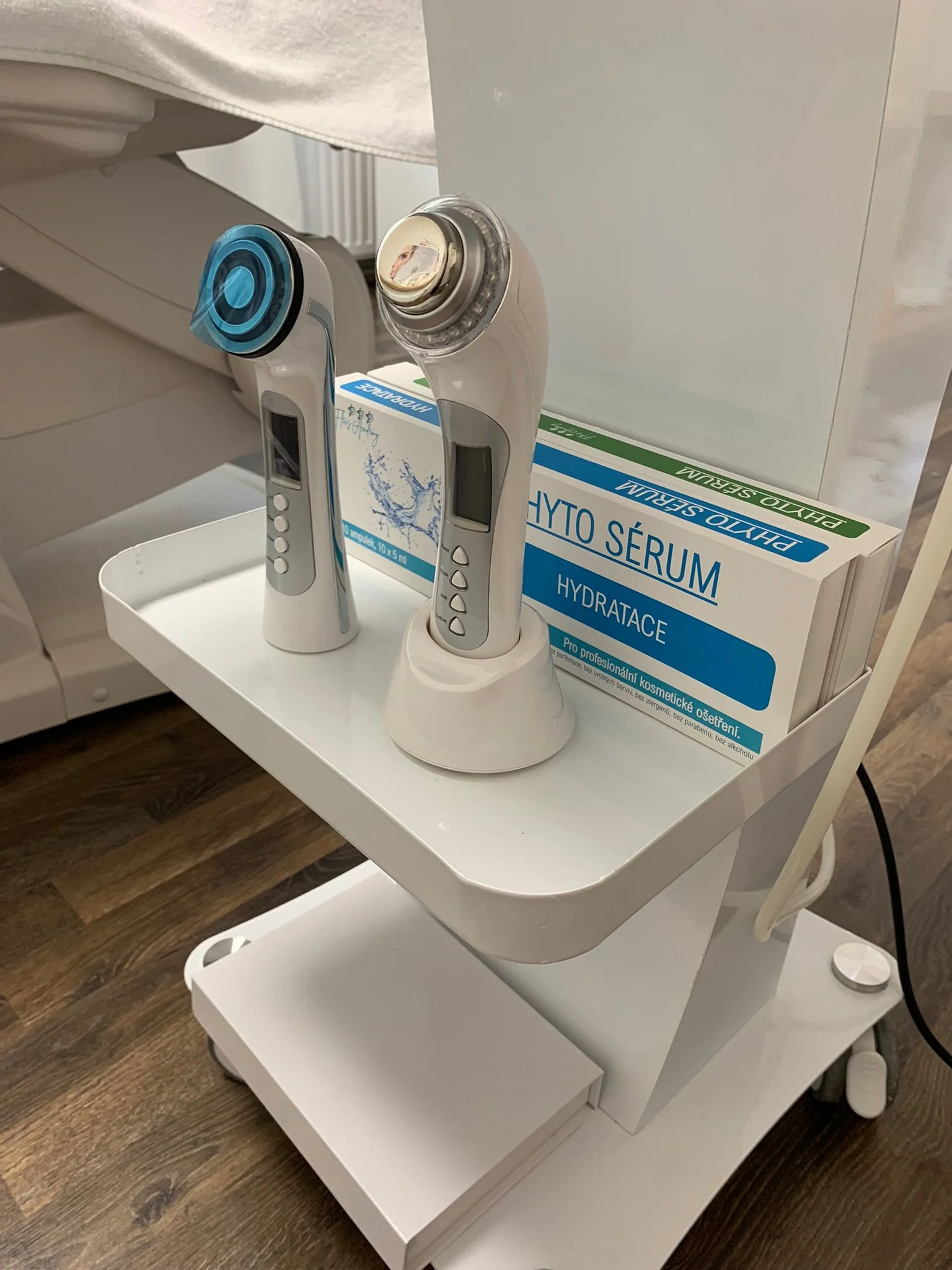 Luxusní kosmetické ošetření: lashlifting, biostimulační laser, SOS balíček pro intenzivní regeneraci a jiné