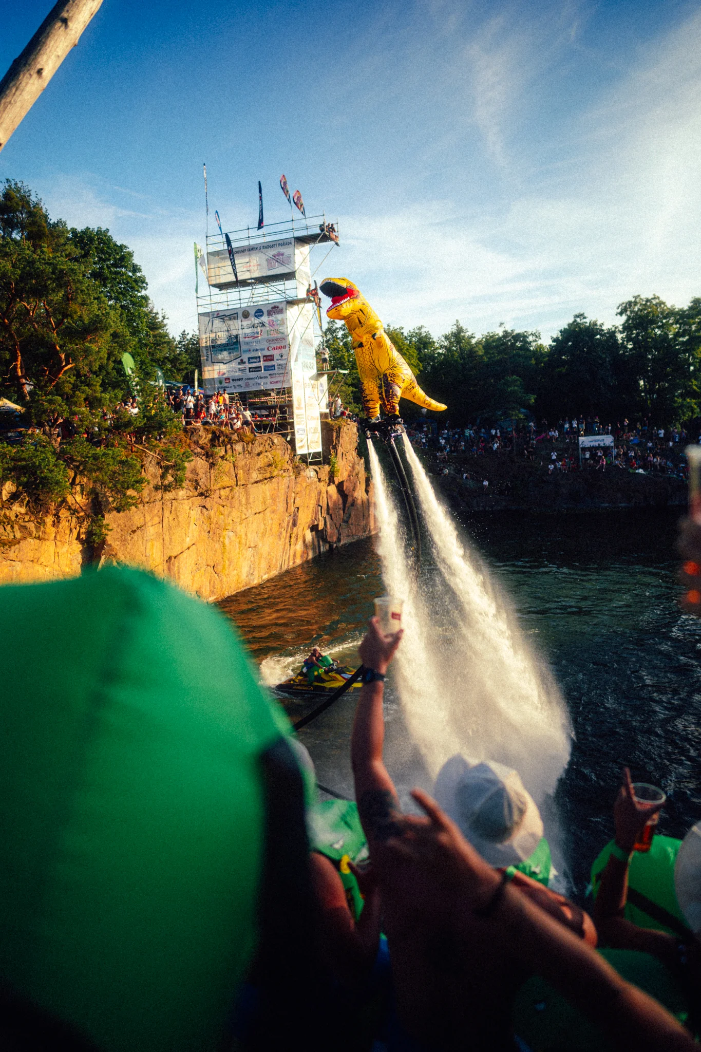 Zážitek na flyboardu na míru: tandemový let, dárková lekce či rozlučka se svobodou nebo jiná oslava