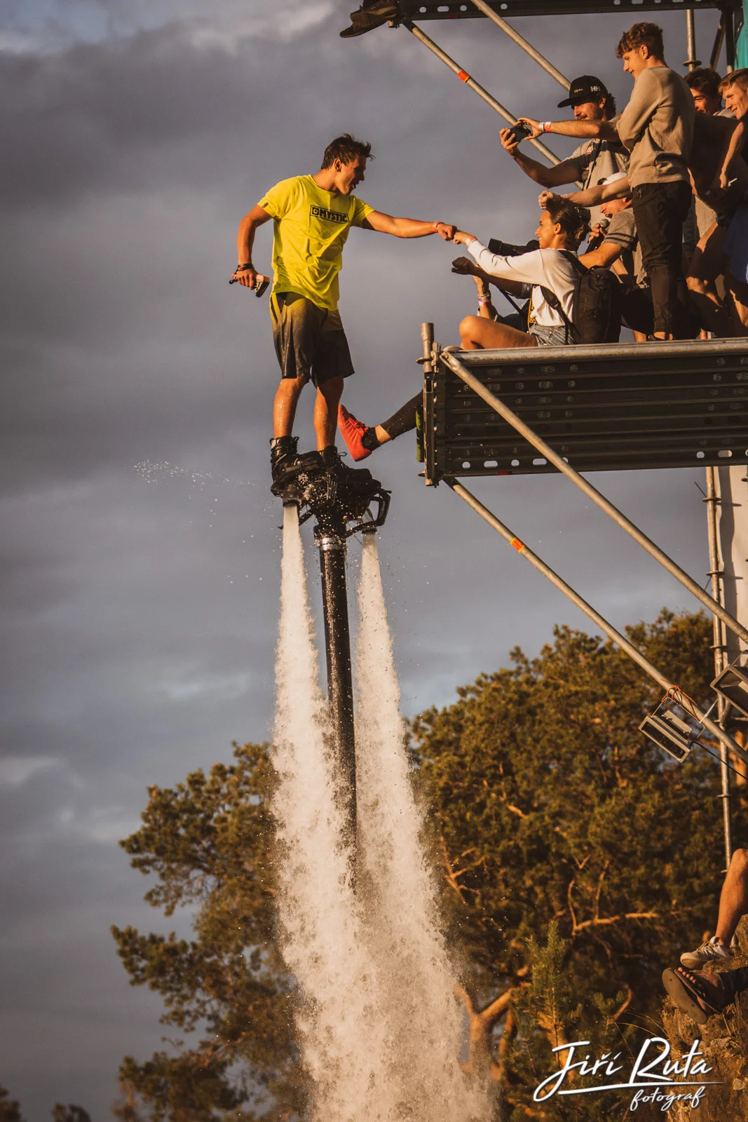 Zážitek na flyboardu na míru: tandemový let, dárková lekce či rozlučka se svobodou nebo jiná oslava