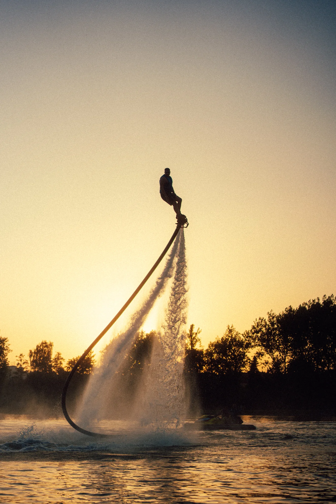 Zážitek na flyboardu na míru: tandemový let, dárková lekce či rozlučka se svobodou nebo jiná oslava