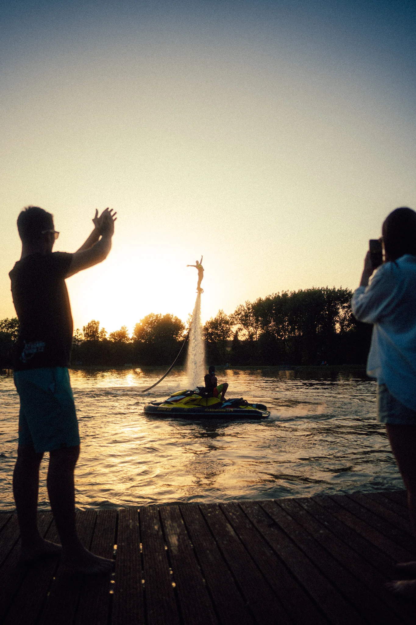 Zážitek na flyboardu na míru: tandemový let, dárková lekce či rozlučka se svobodou nebo jiná oslava
