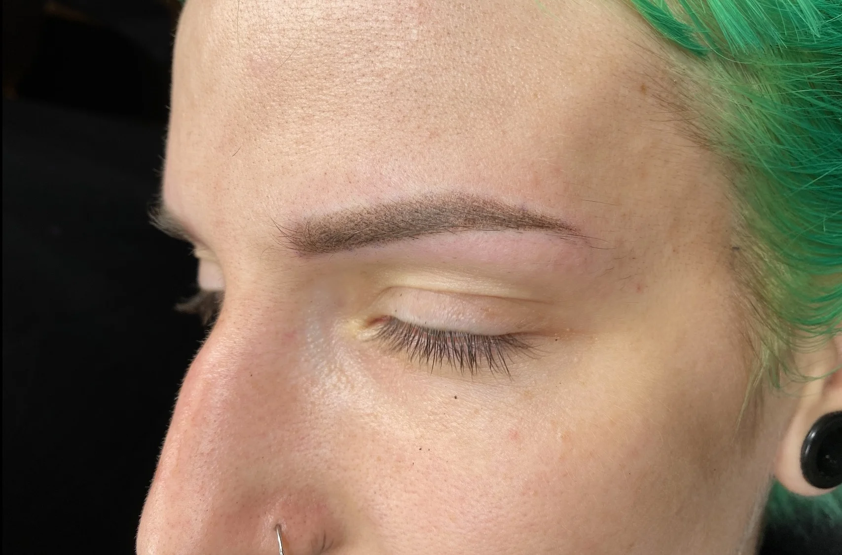 Permanentní make-up obočí metodou stínování pro přirozený efekt