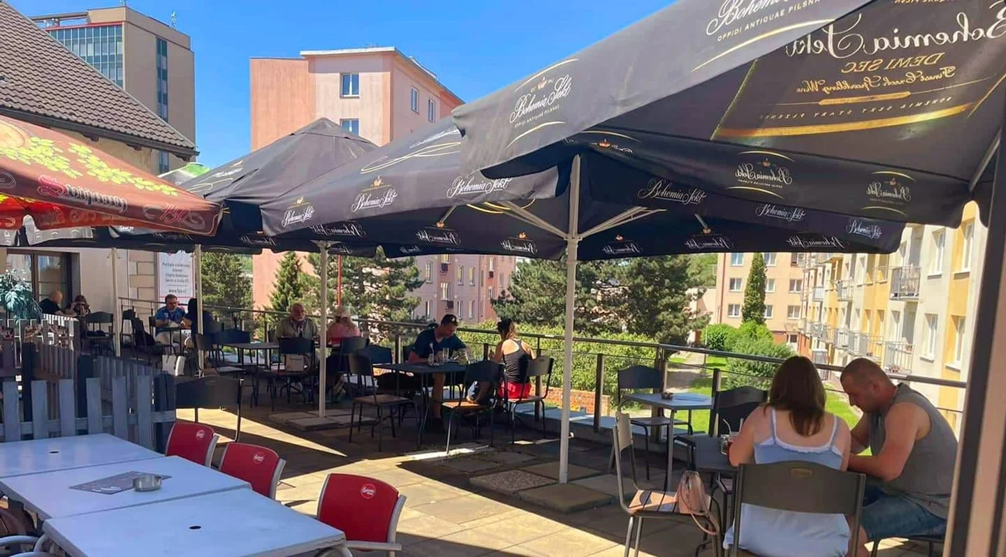 Prkno s masem a sýrem pro 2 až 4 osoby: křídla, stripsy, cibulové kroužky, žebra, hranolky a k tomu i pivo či Kofola