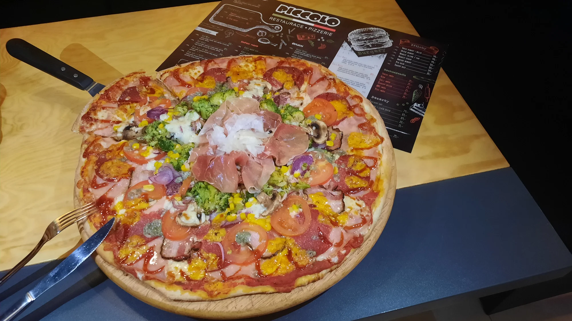 Maxi pizza o průměru 42 cm s až 12 ingrediencemi dle vašeho výběru