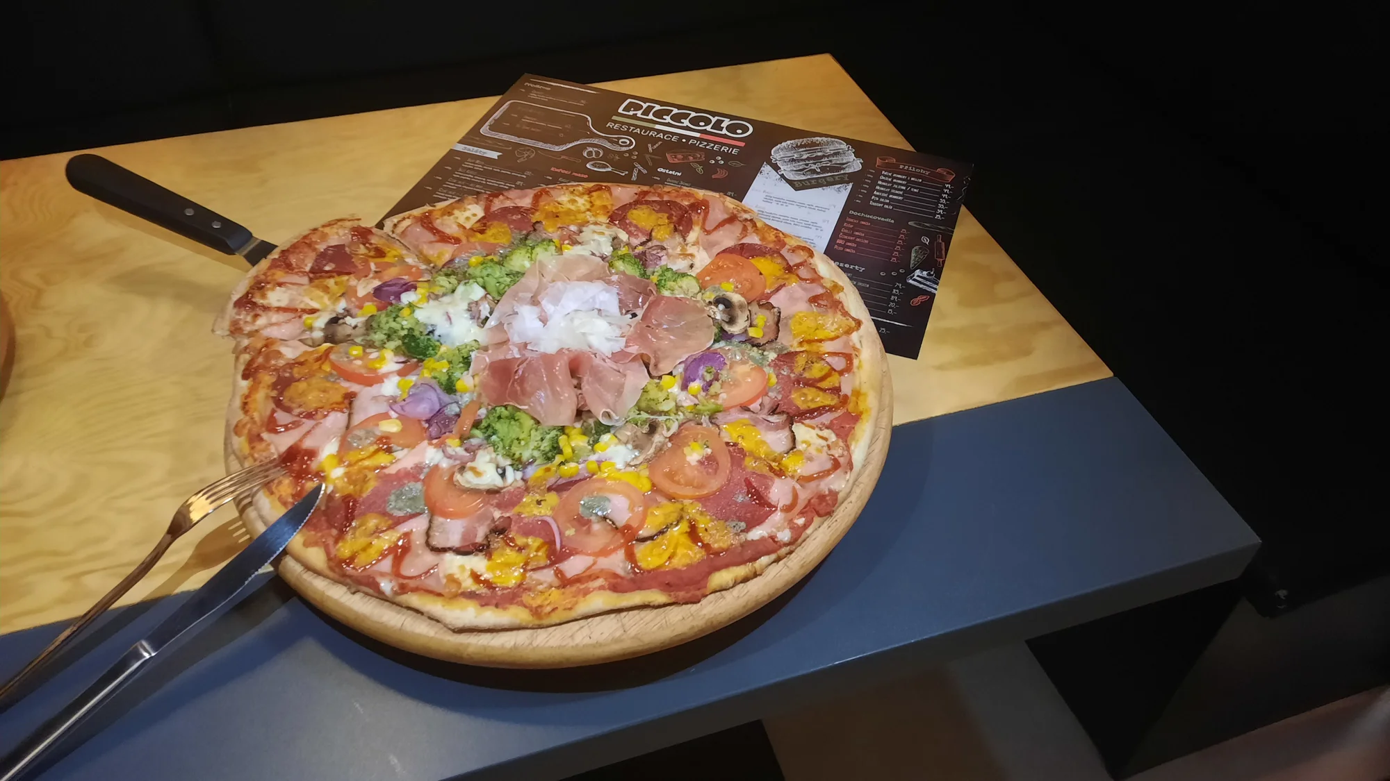 Maxi pizza o průměru 42 cm s až 12 ingrediencemi dle vašeho výběru