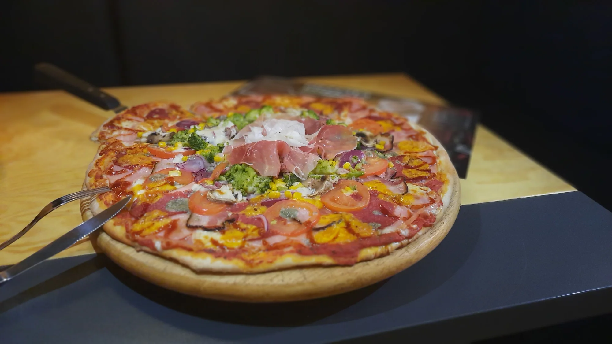 Maxi pizza o průměru 42 cm s až 12 ingrediencemi dle vašeho výběru