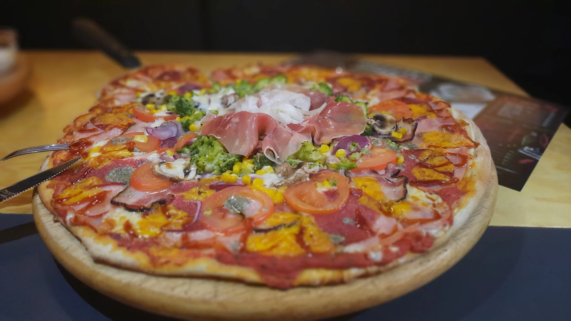 Maxi pizza o průměru 42 cm s až 12 ingrediencemi dle vašeho výběru