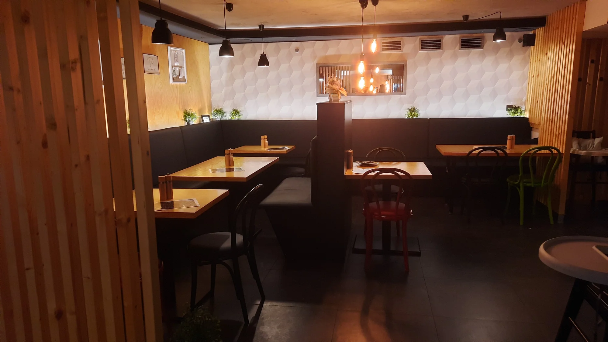 Prkno s masem a sýrem pro 2 až 4 osoby: křídla, stripsy, cibulové kroužky, žebra, hranolky a k tomu i pivo či Kofola