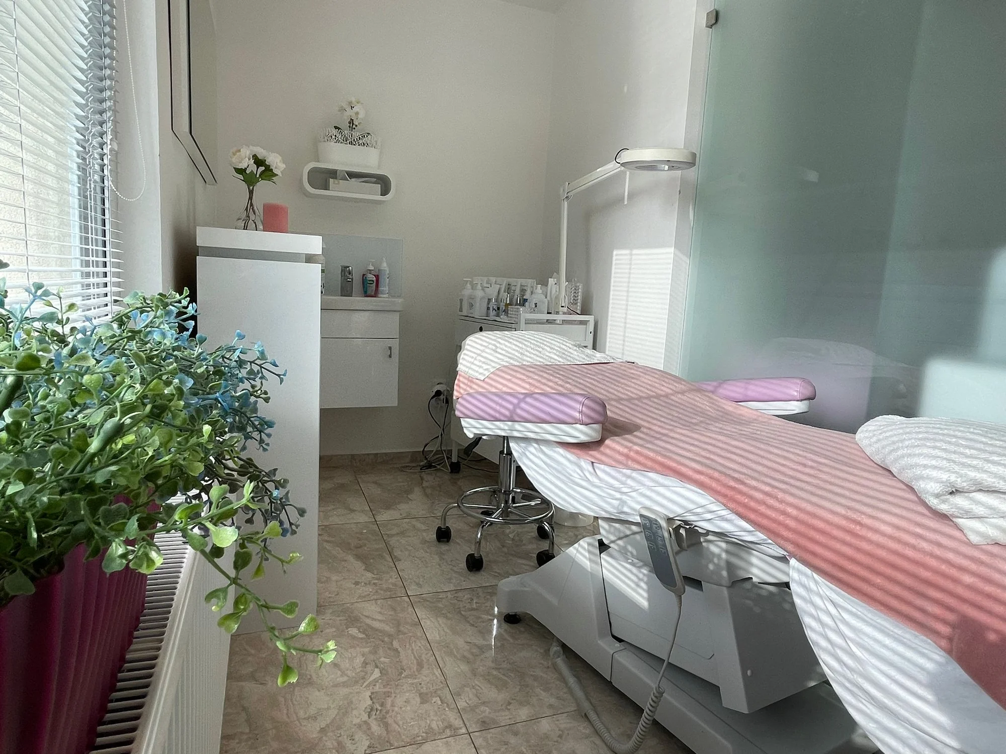 Kosmetické ošetření českou kosmetikou: čištění, peeling i masáž obličeje
