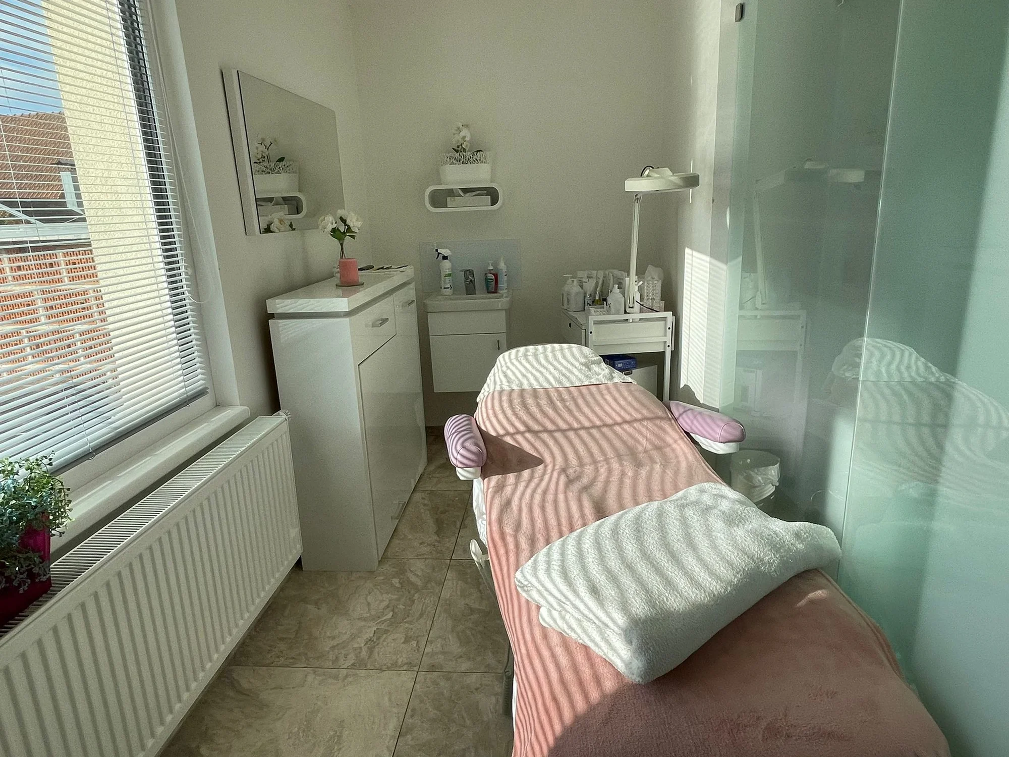 Kosmetické ošetření českou kosmetikou: čištění, peeling i masáž obličeje