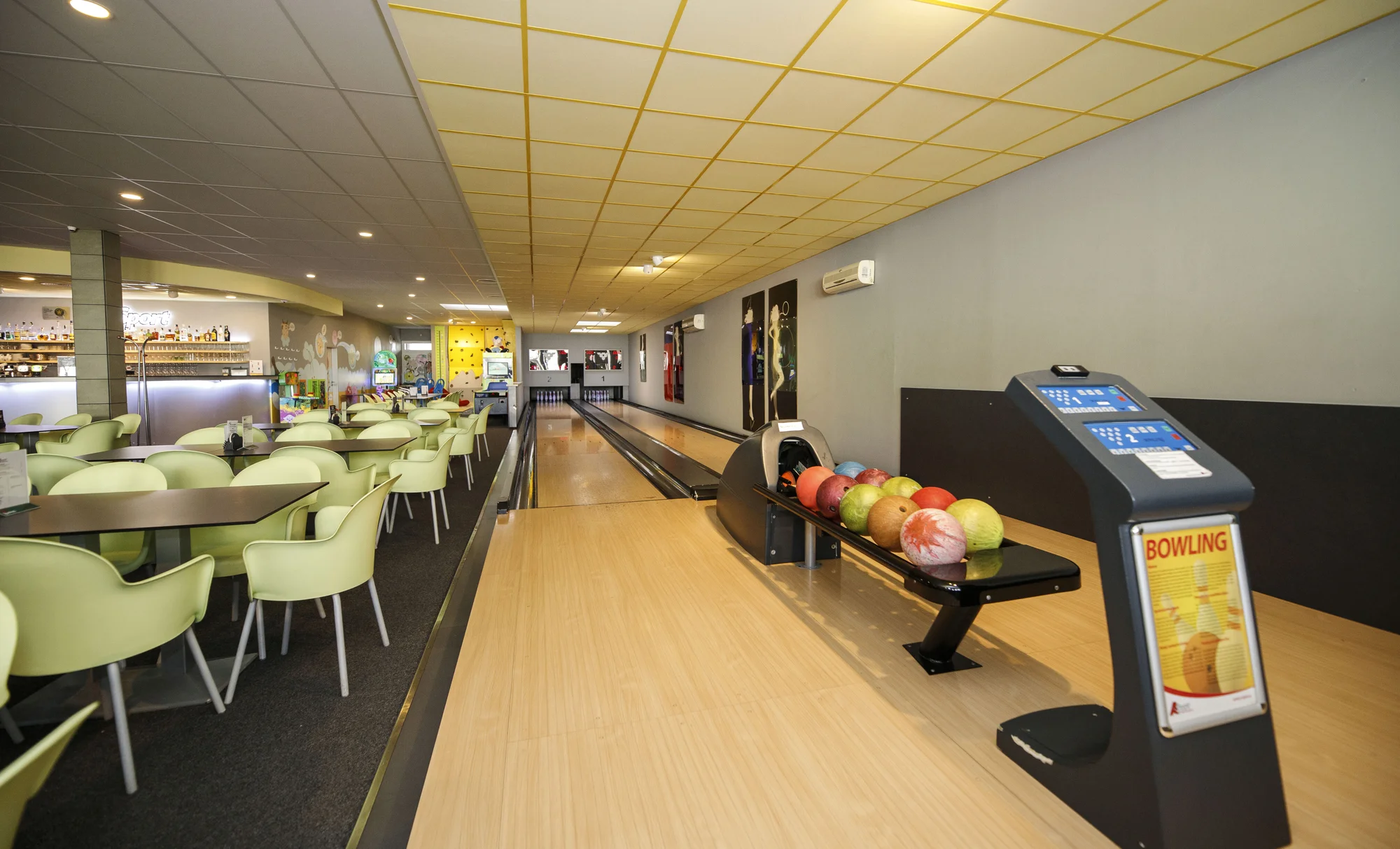 Skvělá zábava a občerstvení až pro 8 osob: bowling a mix naložených sýrů