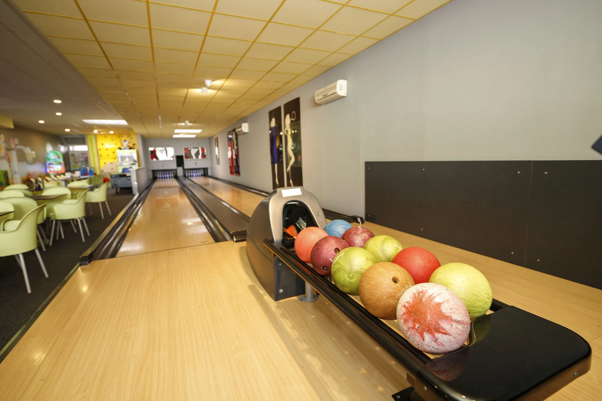 Dvě hodiny bowlingu až pro 8 hráčů a kilo kuřecích řízků s okurkami i pečivem
