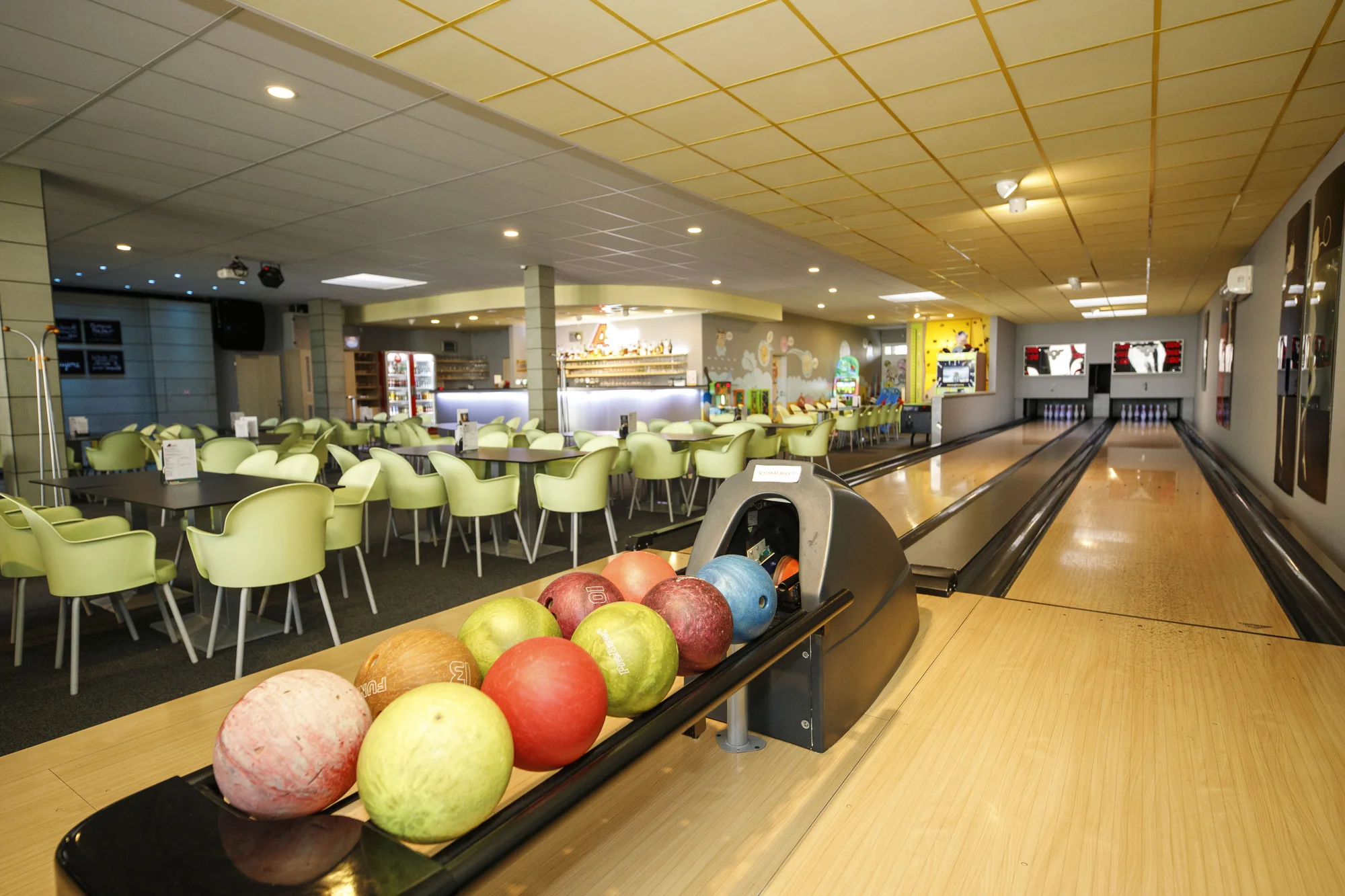 Dvě hodiny bowlingu až pro 8 hráčů a kilo kuřecích řízků s okurkami i pečivem