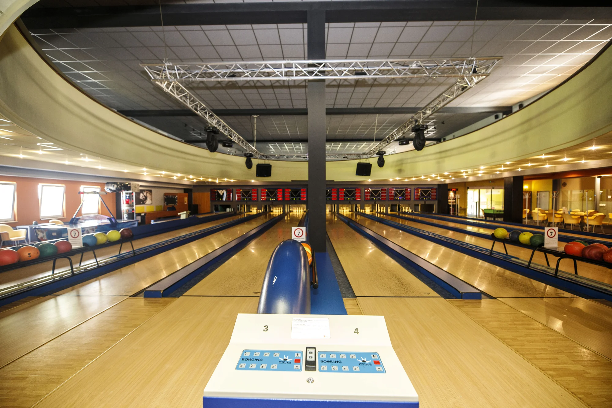 Dvě hodiny bowlingu až pro 8 hráčů a kilo kuřecích řízků s okurkami i pečivem