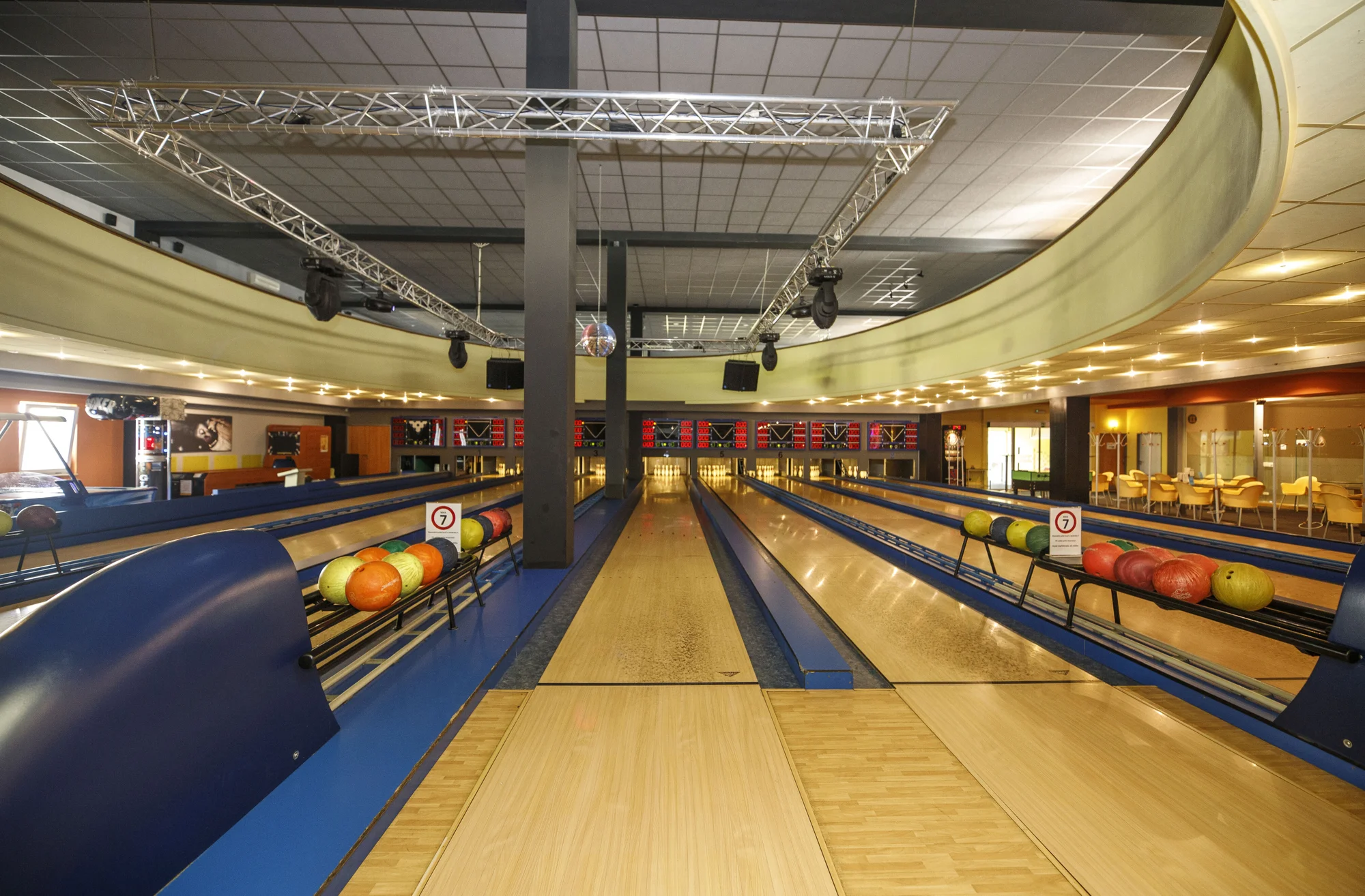 Dvě hodiny bowlingu až pro 8 hráčů a kilo kuřecích řízků s okurkami i pečivem