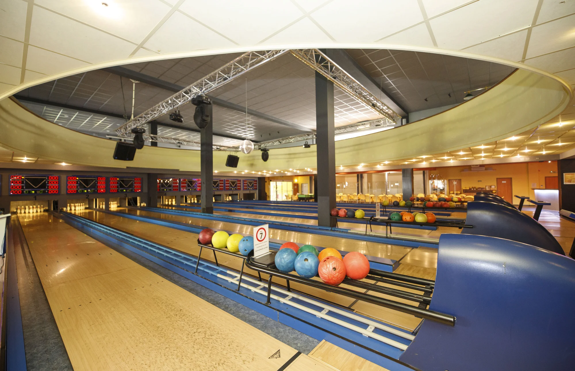 Dvě hodiny bowlingu až pro 8 hráčů a kilo kuřecích řízků s okurkami i pečivem