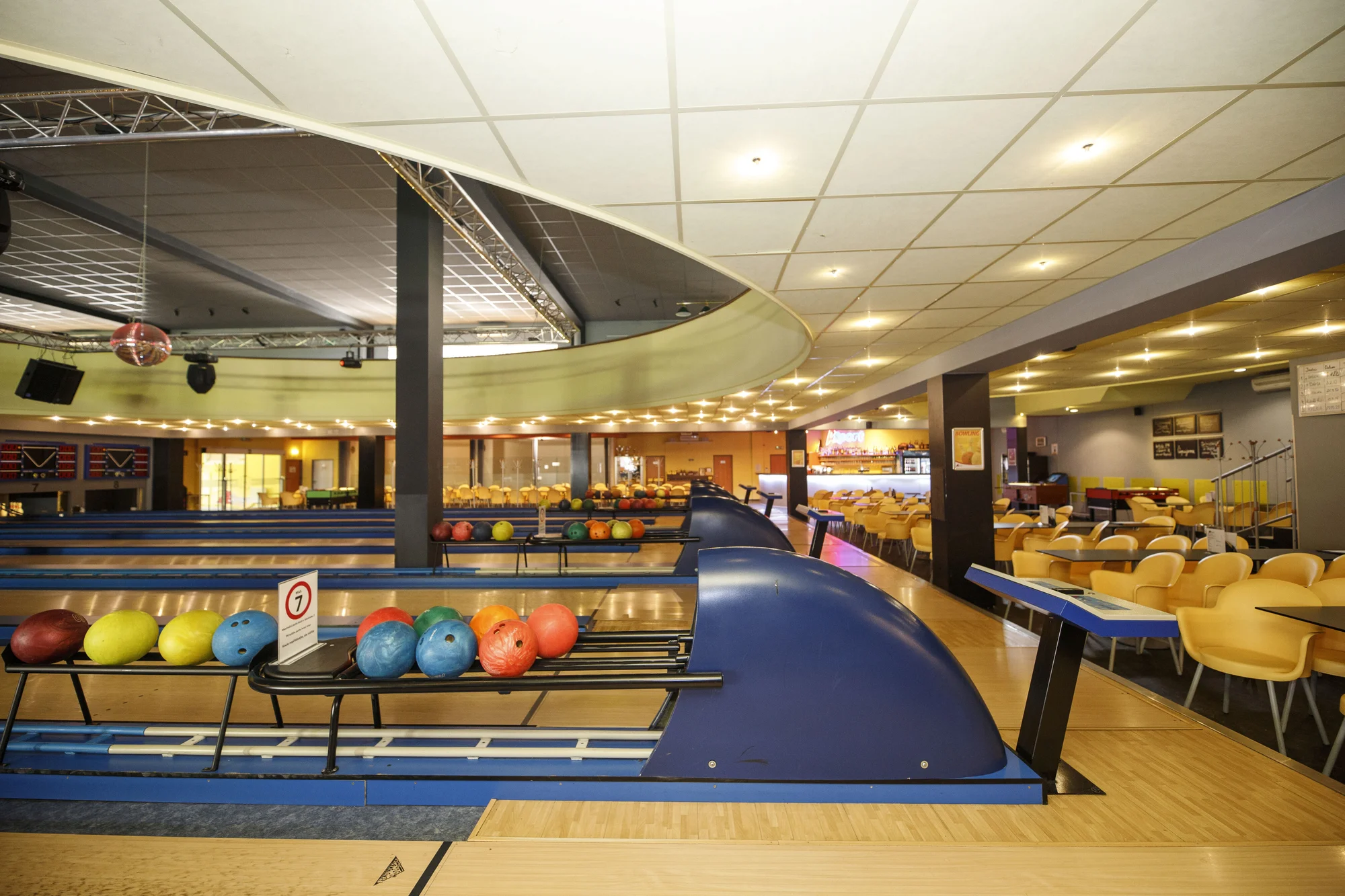 Dvě hodiny bowlingu až pro 8 hráčů a kilo kuřecích řízků s okurkami i pečivem