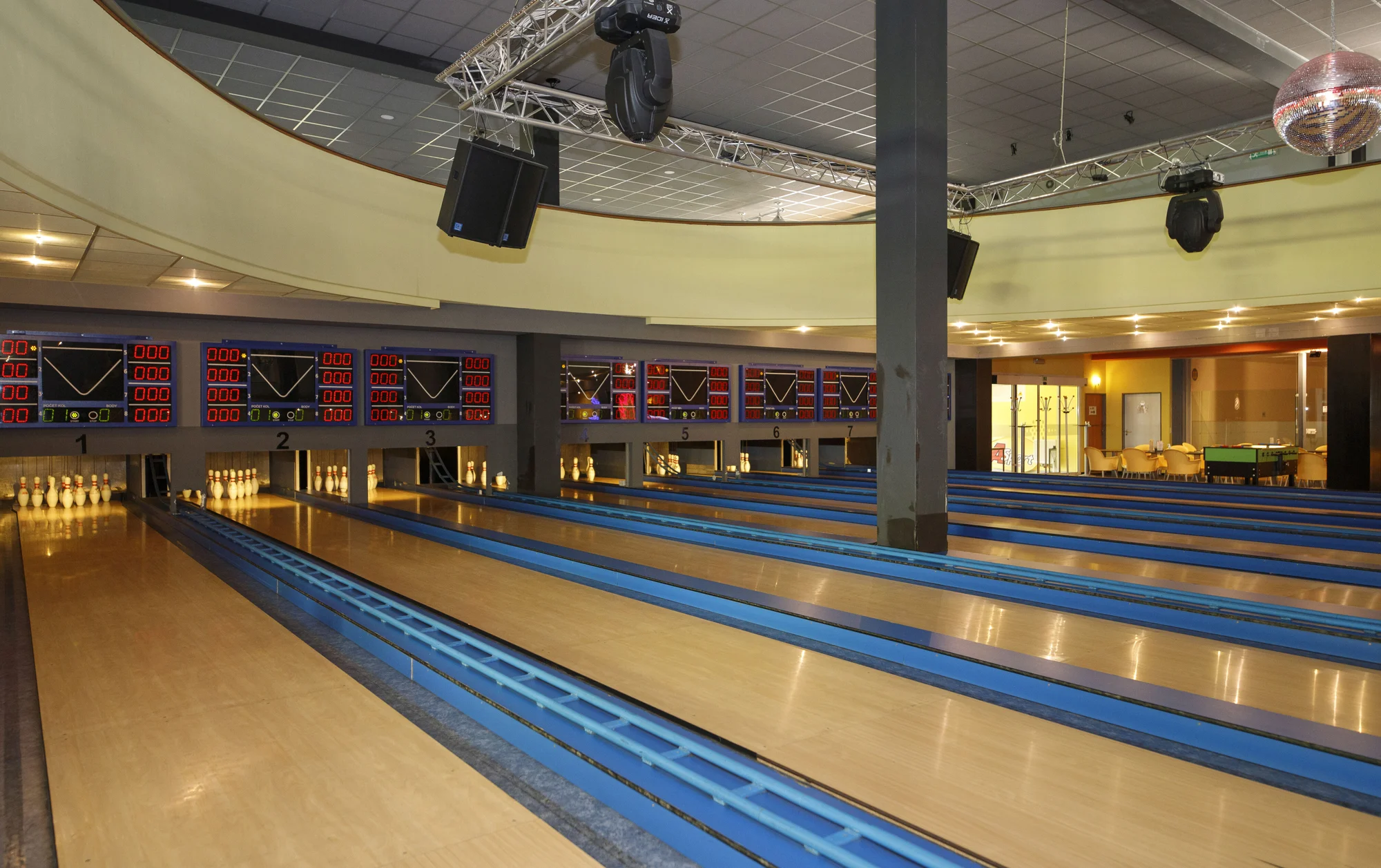 Dvě hodiny bowlingu až pro 8 hráčů a kilo kuřecích řízků s okurkami i pečivem