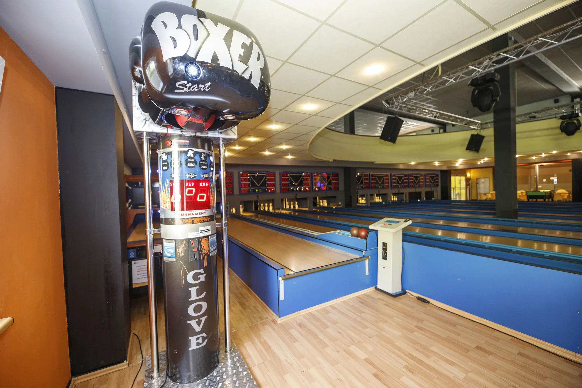 Dvě hodiny bowlingu až pro 8 hráčů a kilo kuřecích řízků s okurkami i pečivem