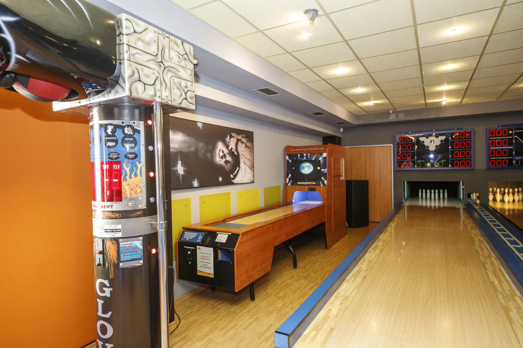 Skvělá zábava a občerstvení až pro 8 osob: bowling a mix naložených sýrů