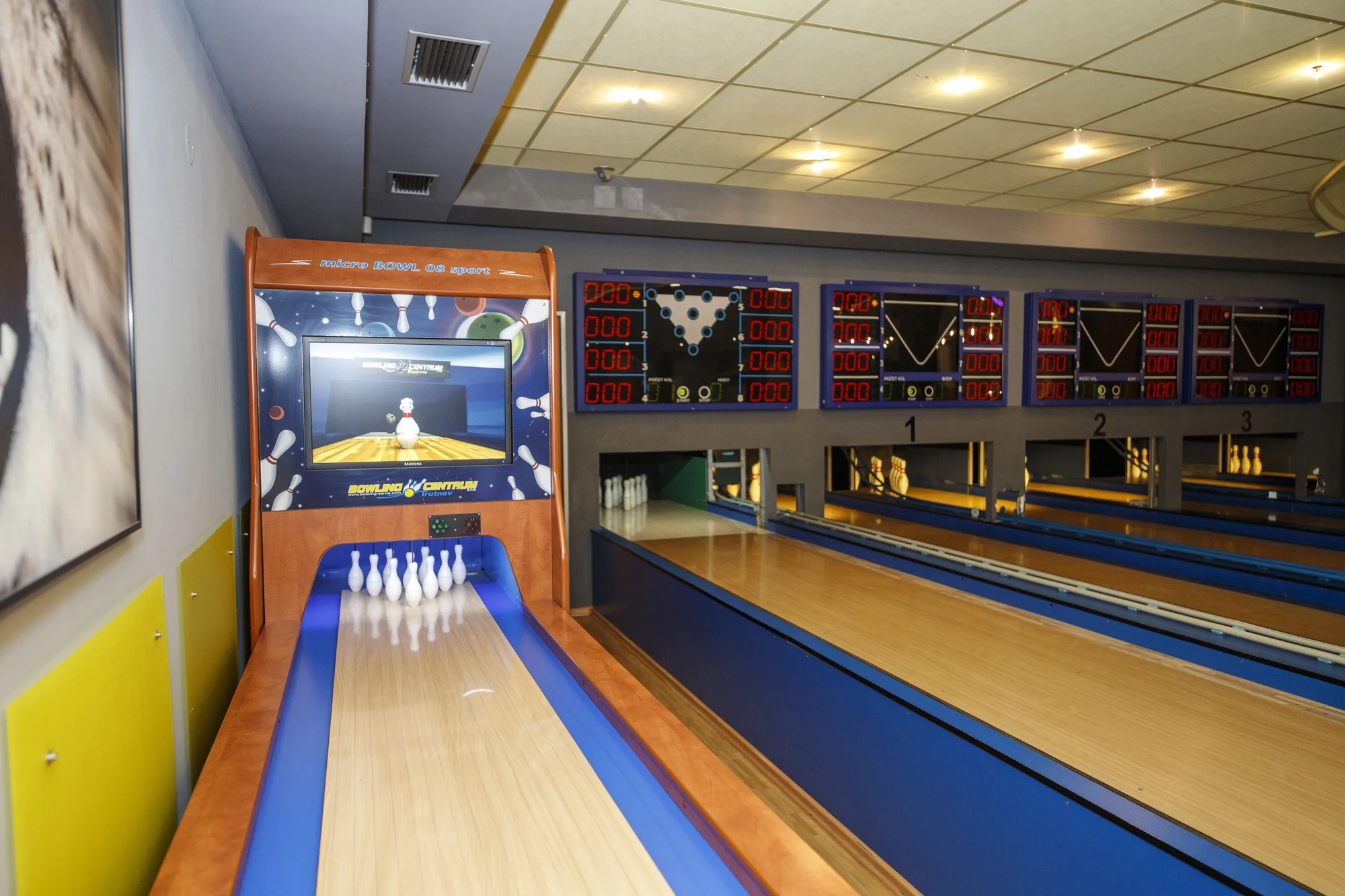 Skvělá zábava a občerstvení až pro 8 osob: bowling a mix naložených sýrů