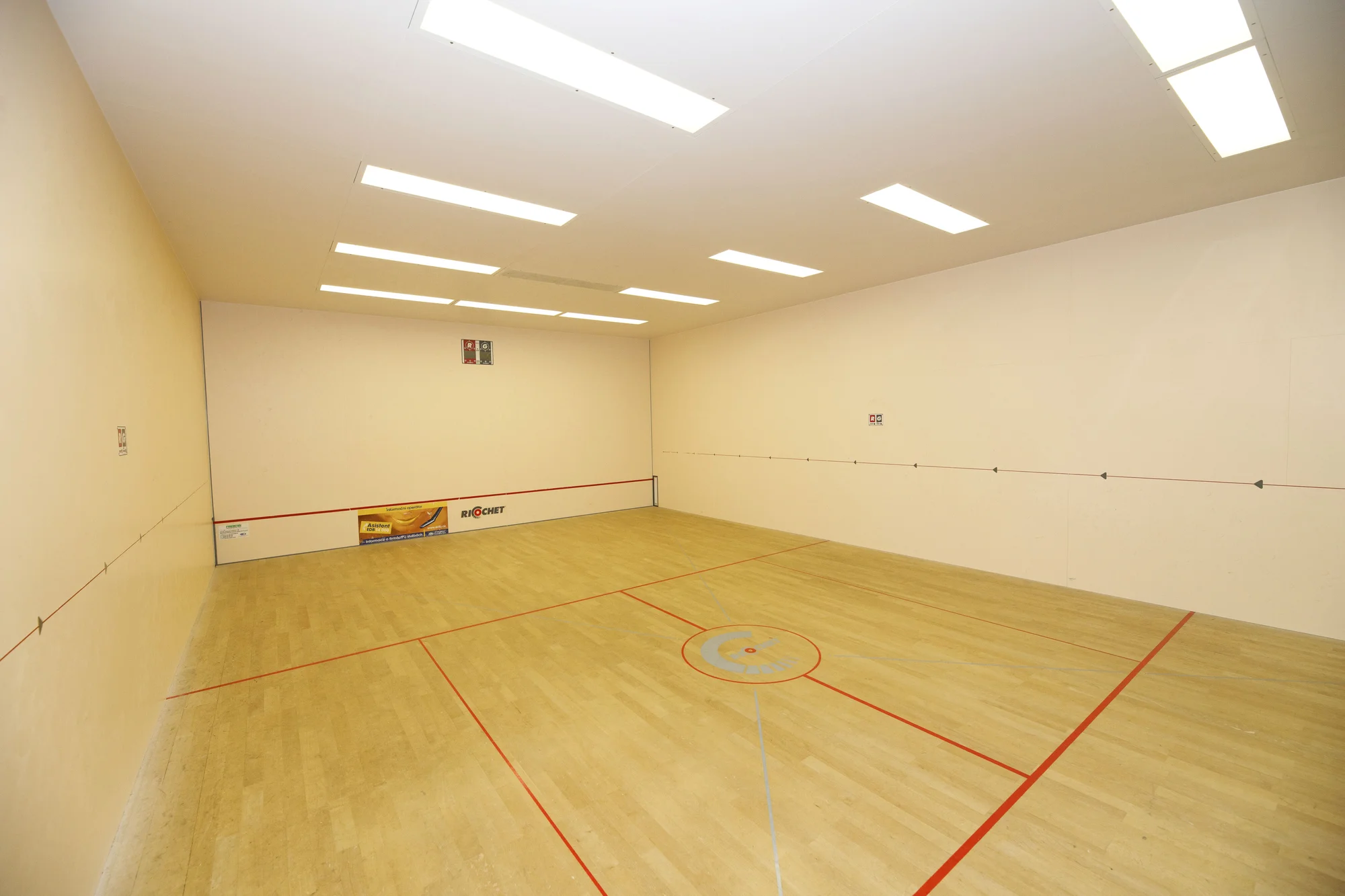 Dvě hodiny bowlingu až pro 8 hráčů a kilo kuřecích řízků s okurkami i pečivem