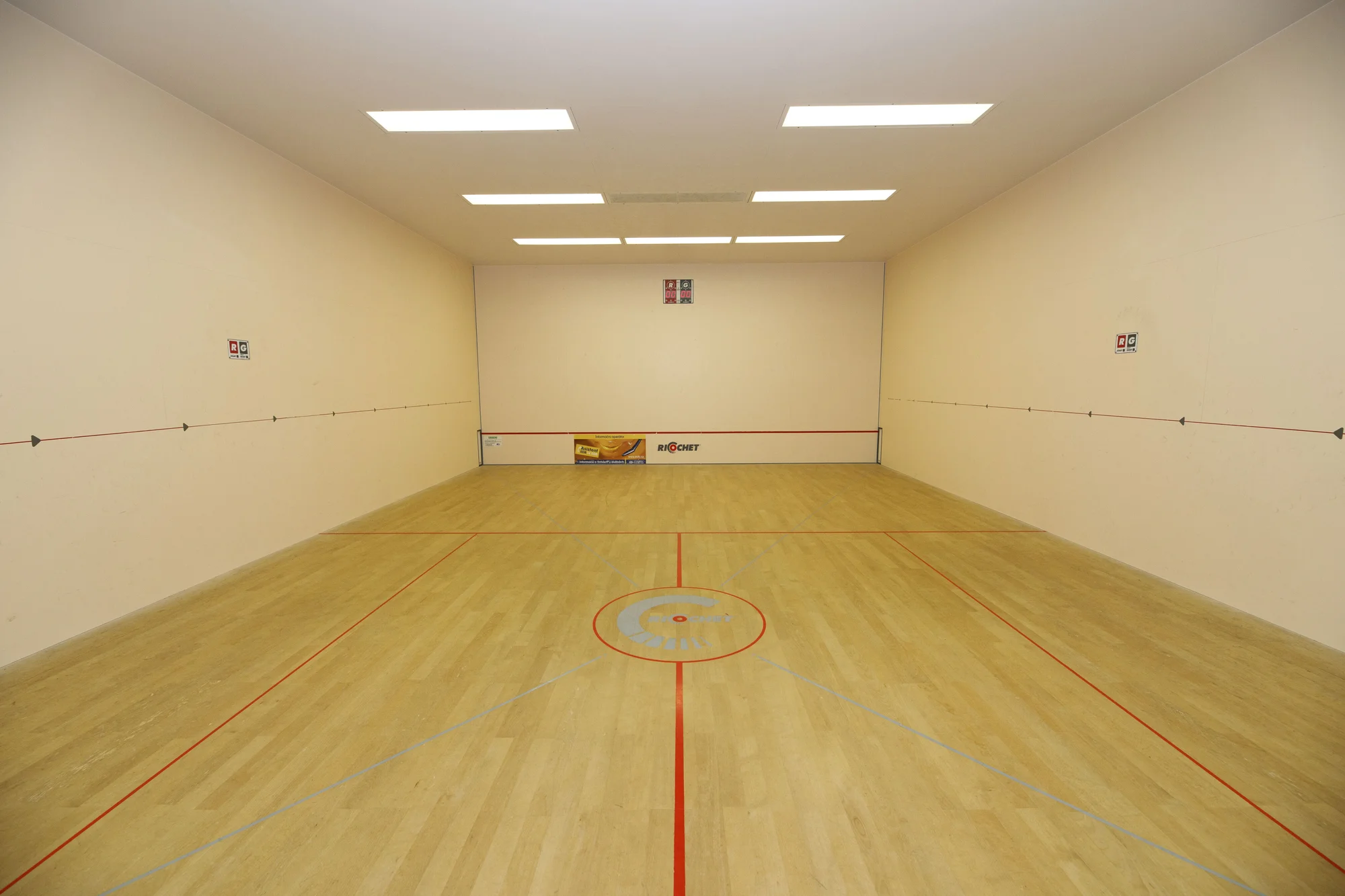 Skvělá zábava a občerstvení až pro 8 osob: bowling a mix naložených sýrů