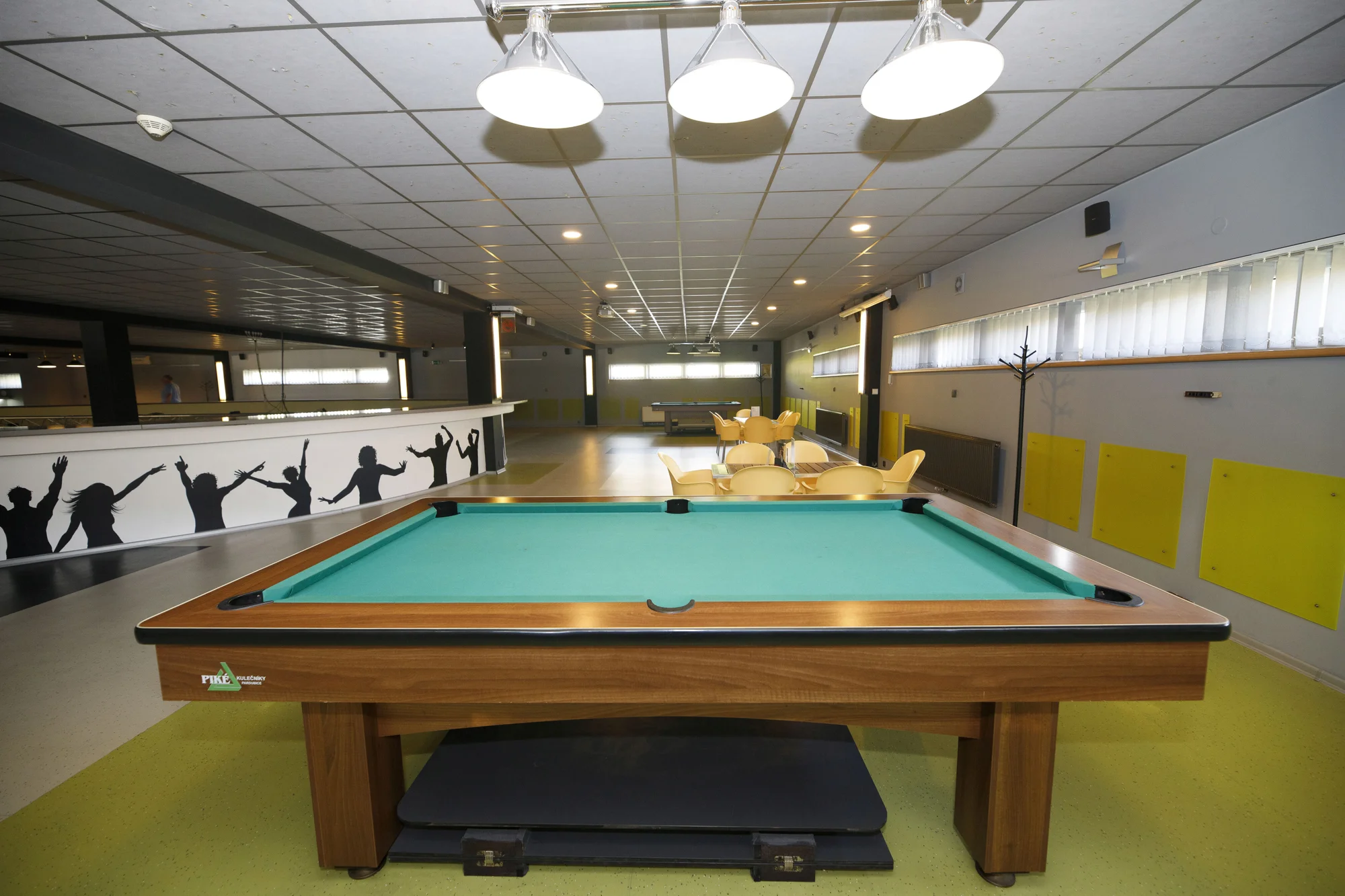 Skvělá zábava a občerstvení až pro 8 osob: bowling a mix naložených sýrů
