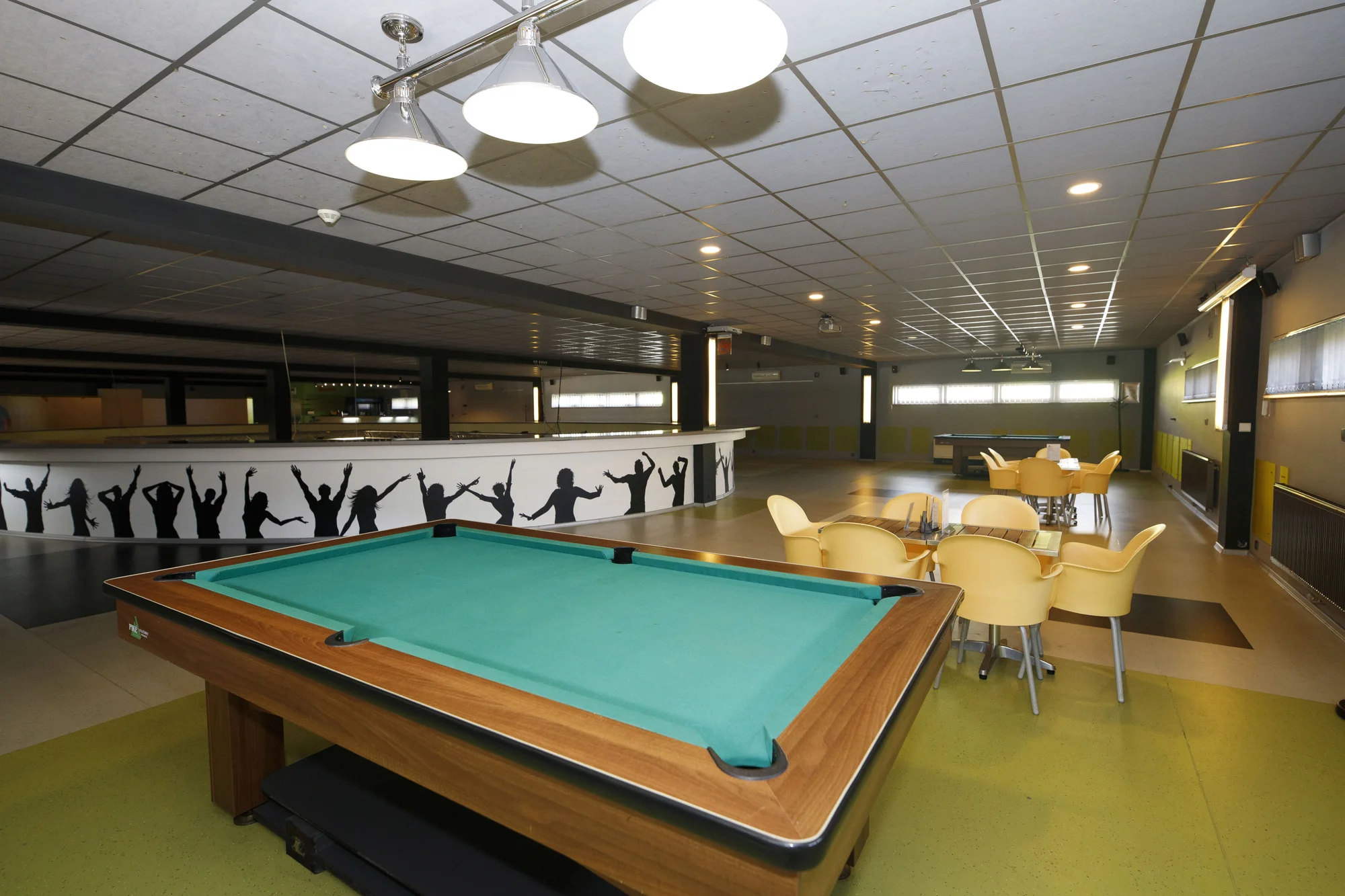 Dvě hodiny bowlingu až pro 8 hráčů a kilo kuřecích řízků s okurkami i pečivem
