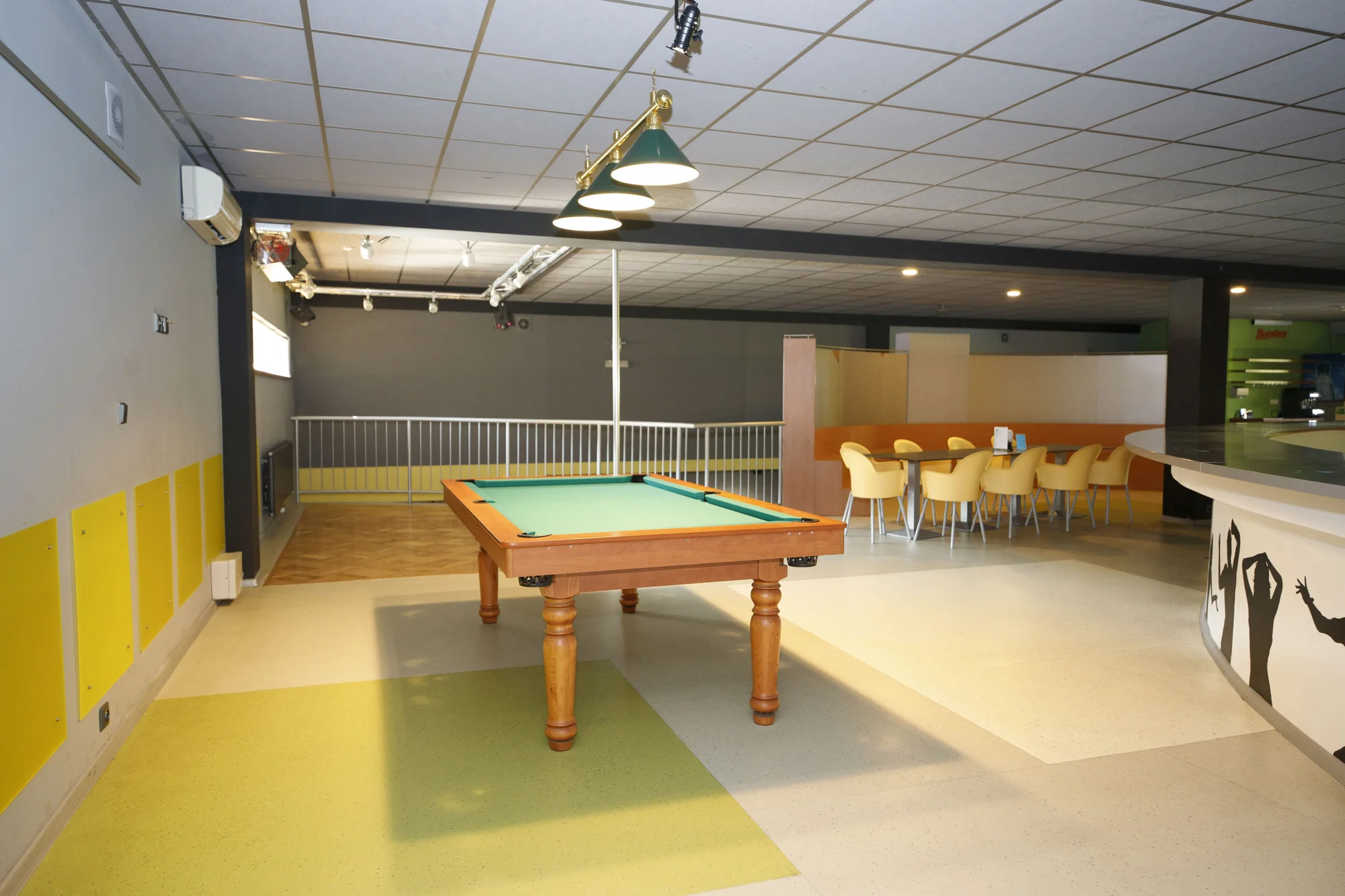 Dvě hodiny bowlingu až pro 8 hráčů a kilo kuřecích řízků s okurkami i pečivem