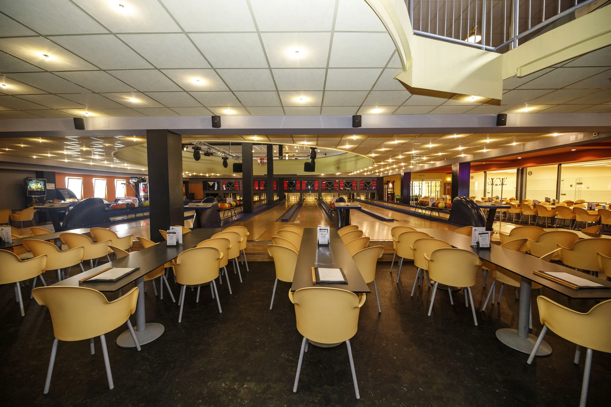 Dvě hodiny bowlingu až pro 8 hráčů a kilo kuřecích řízků s okurkami i pečivem